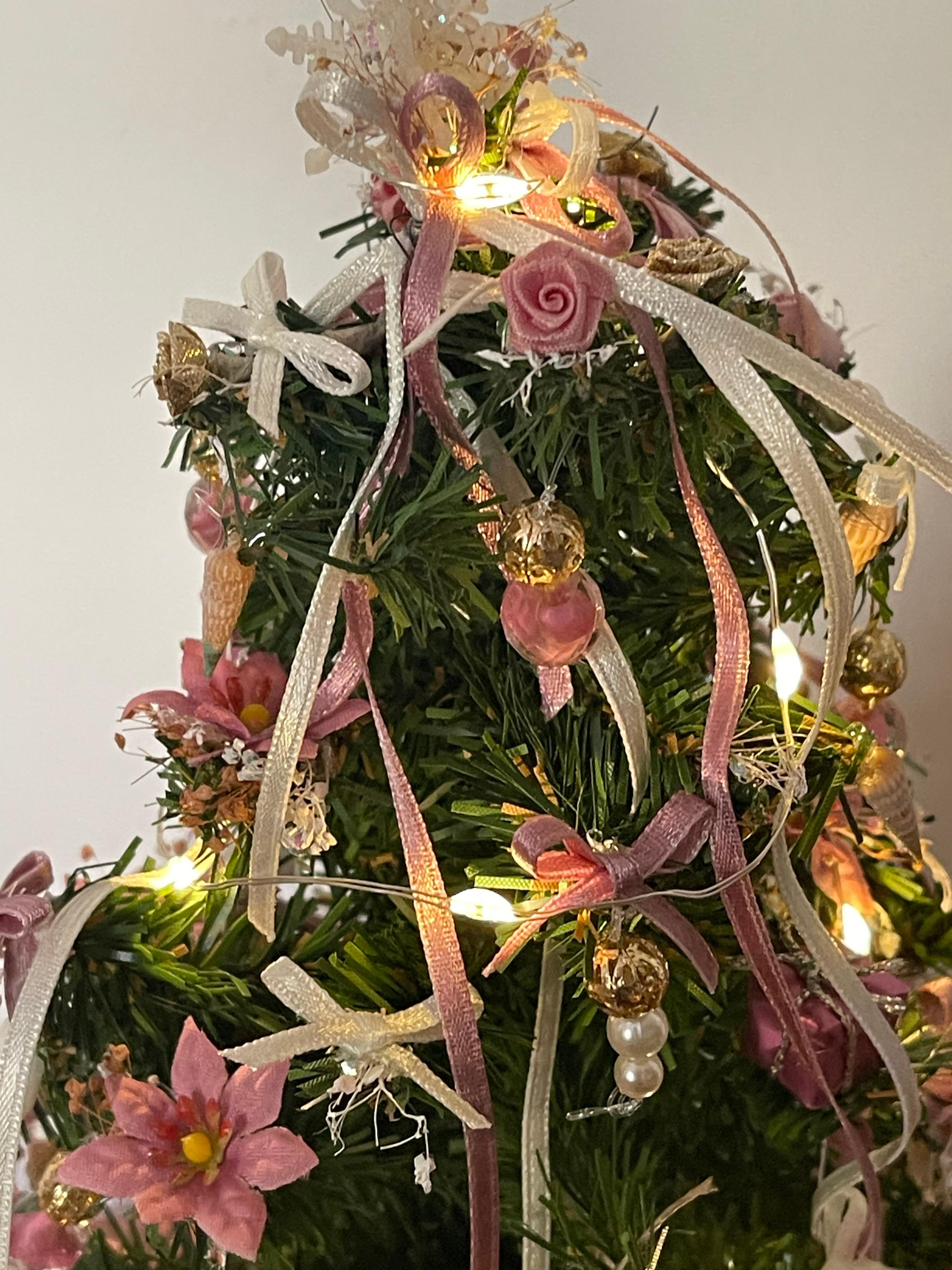 Simpatico albero di Natale in miniatura con luci in un mappamondo di Bridget Mcguartney in vendita 1