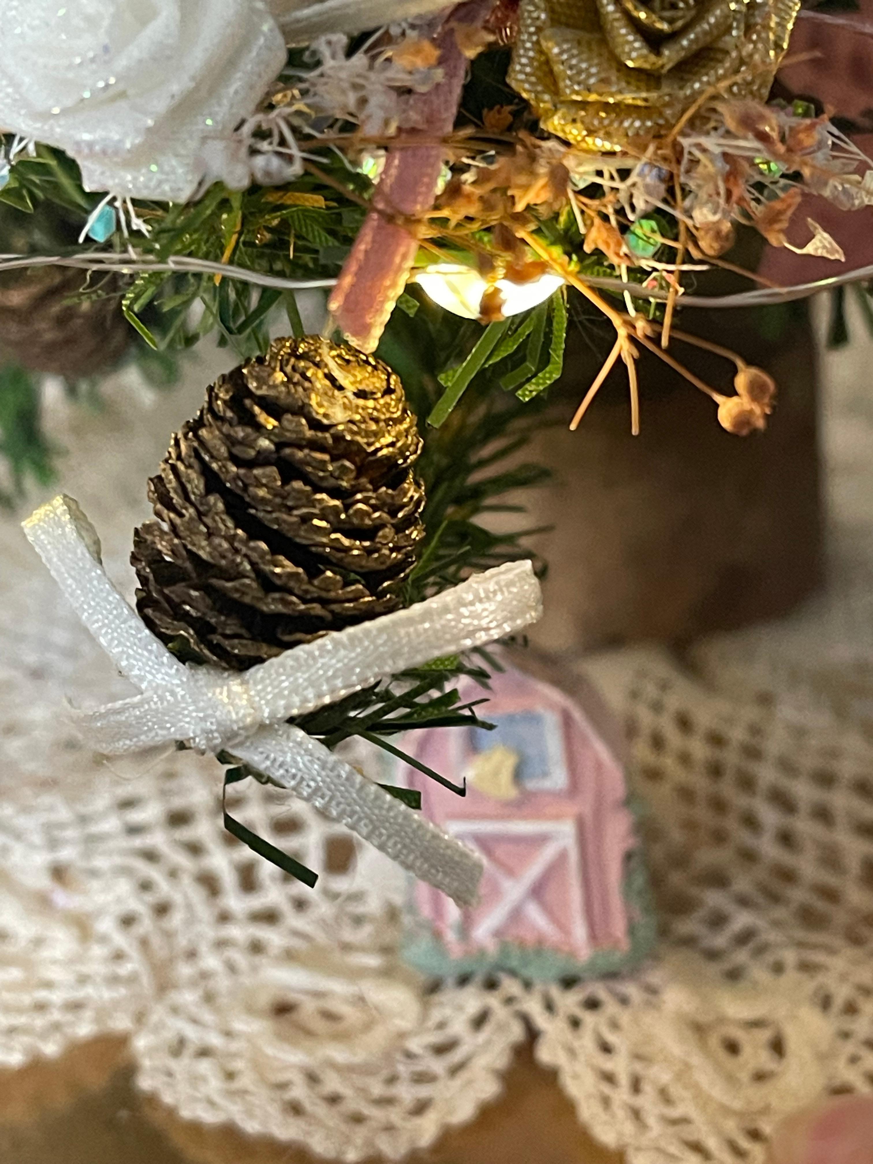 Simpatico albero di Natale in miniatura con luci in un mappamondo di Bridget Mcguartney in vendita 2