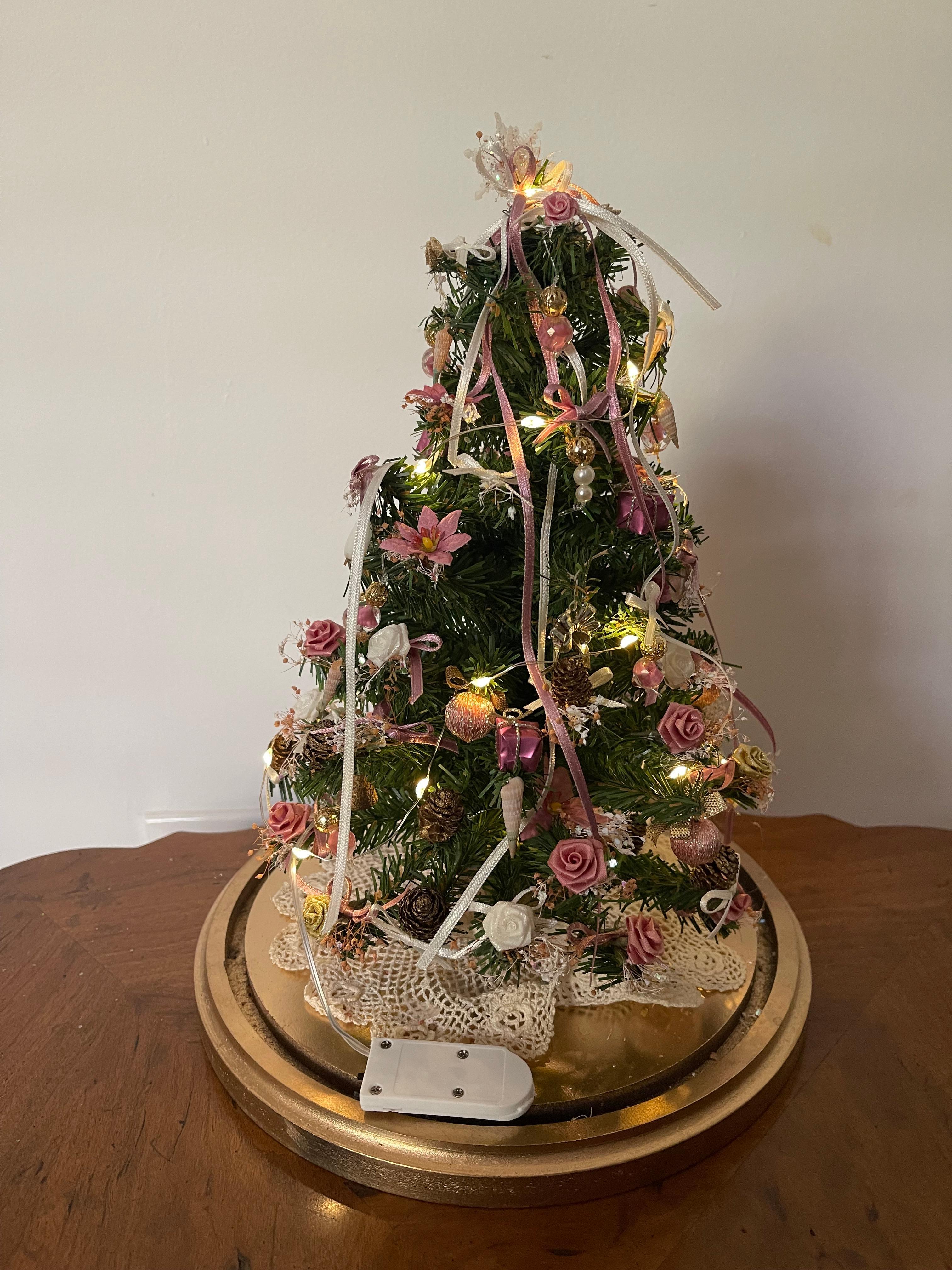 Fine XX secolo Simpatico albero di Natale in miniatura con luci in un mappamondo di Bridget Mcguartney in vendita