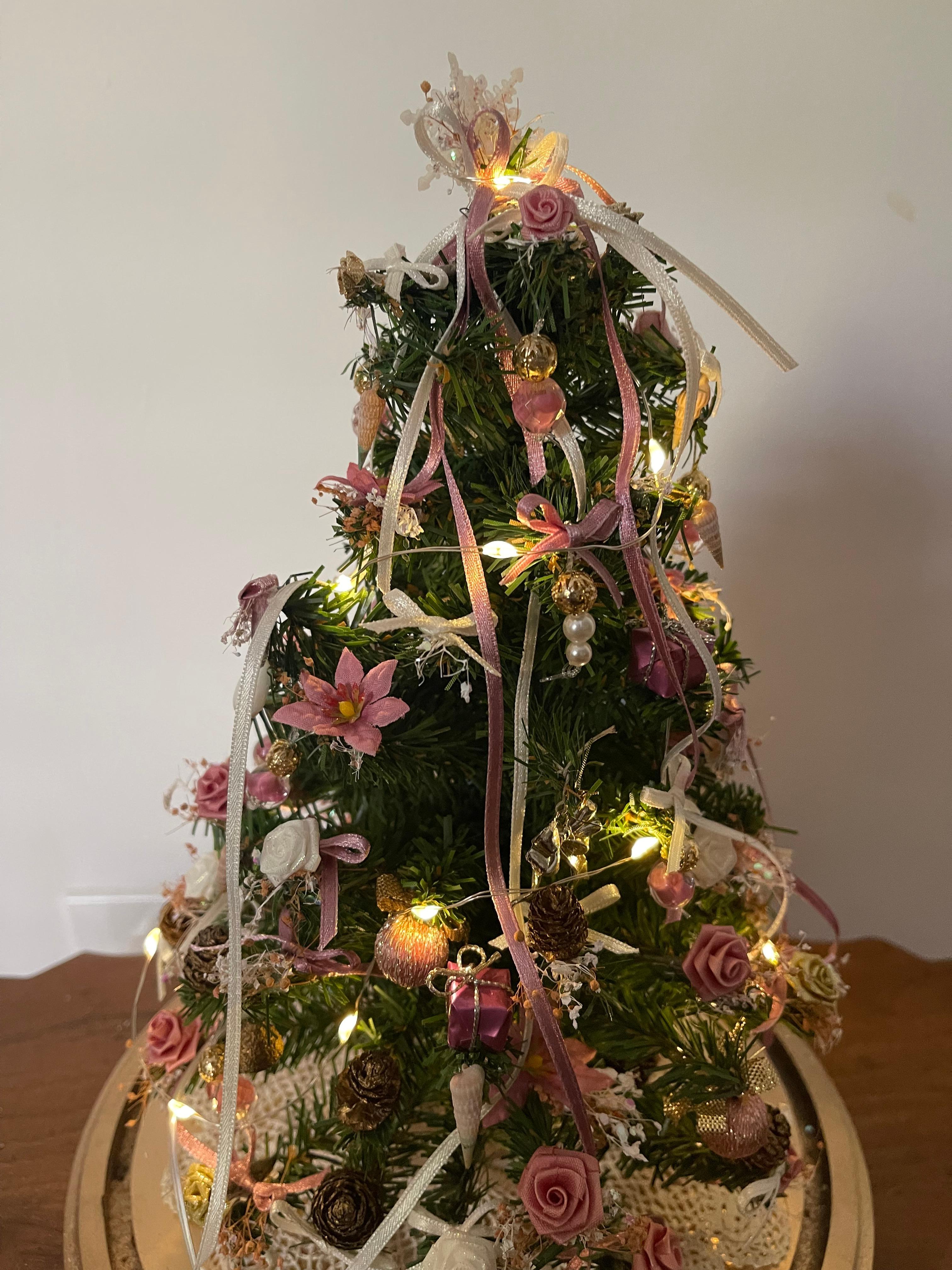 Tessile Simpatico albero di Natale in miniatura con luci in un mappamondo di Bridget Mcguartney in vendita