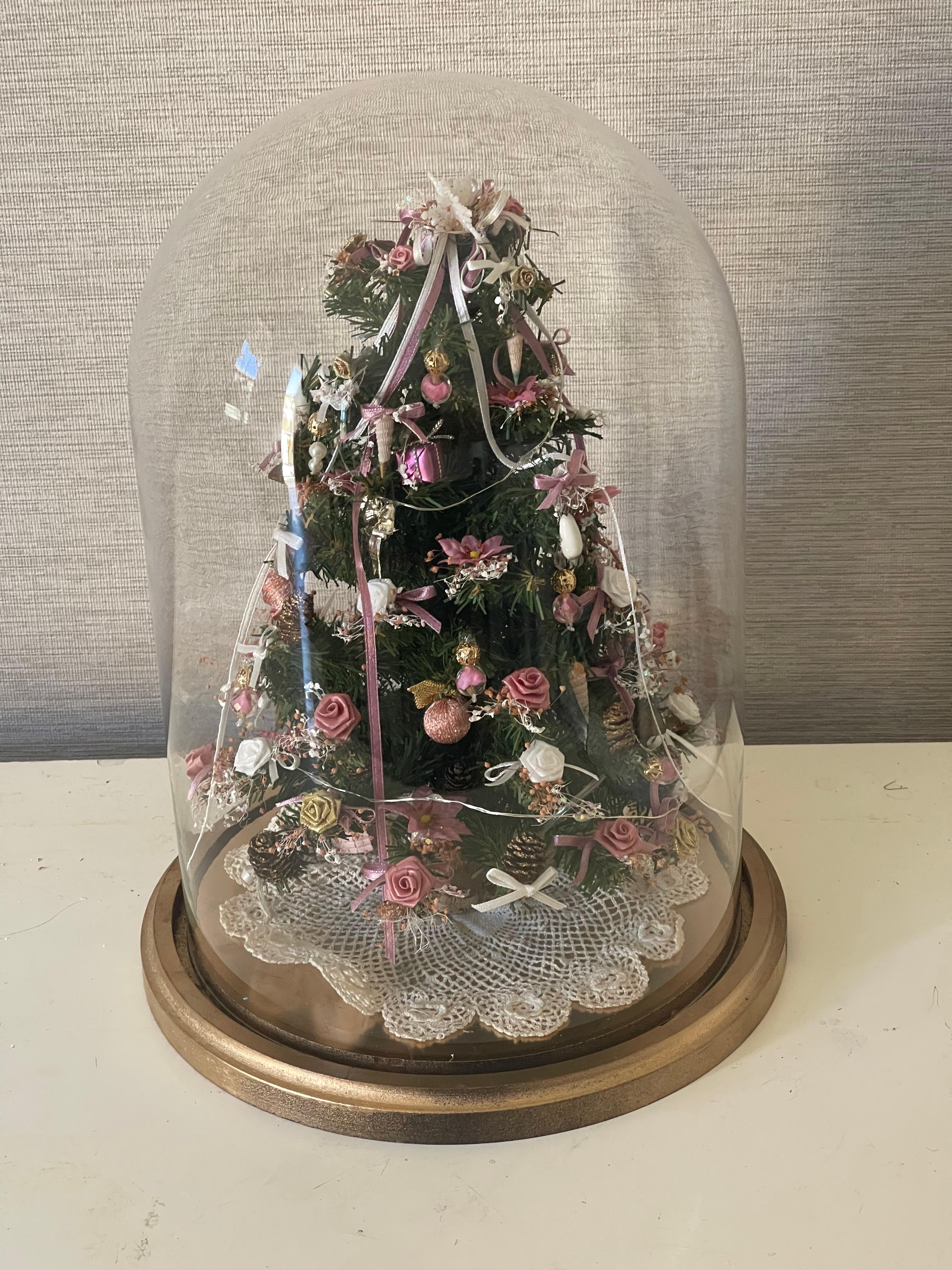 Simpatico albero di Natale in miniatura vintage realizzato a mano in un mappamondo di vetro. Decorato con rose di seta fatte a mano, regali, perline, conchiglie ecc. Probabilmente da Bridget McGuartney