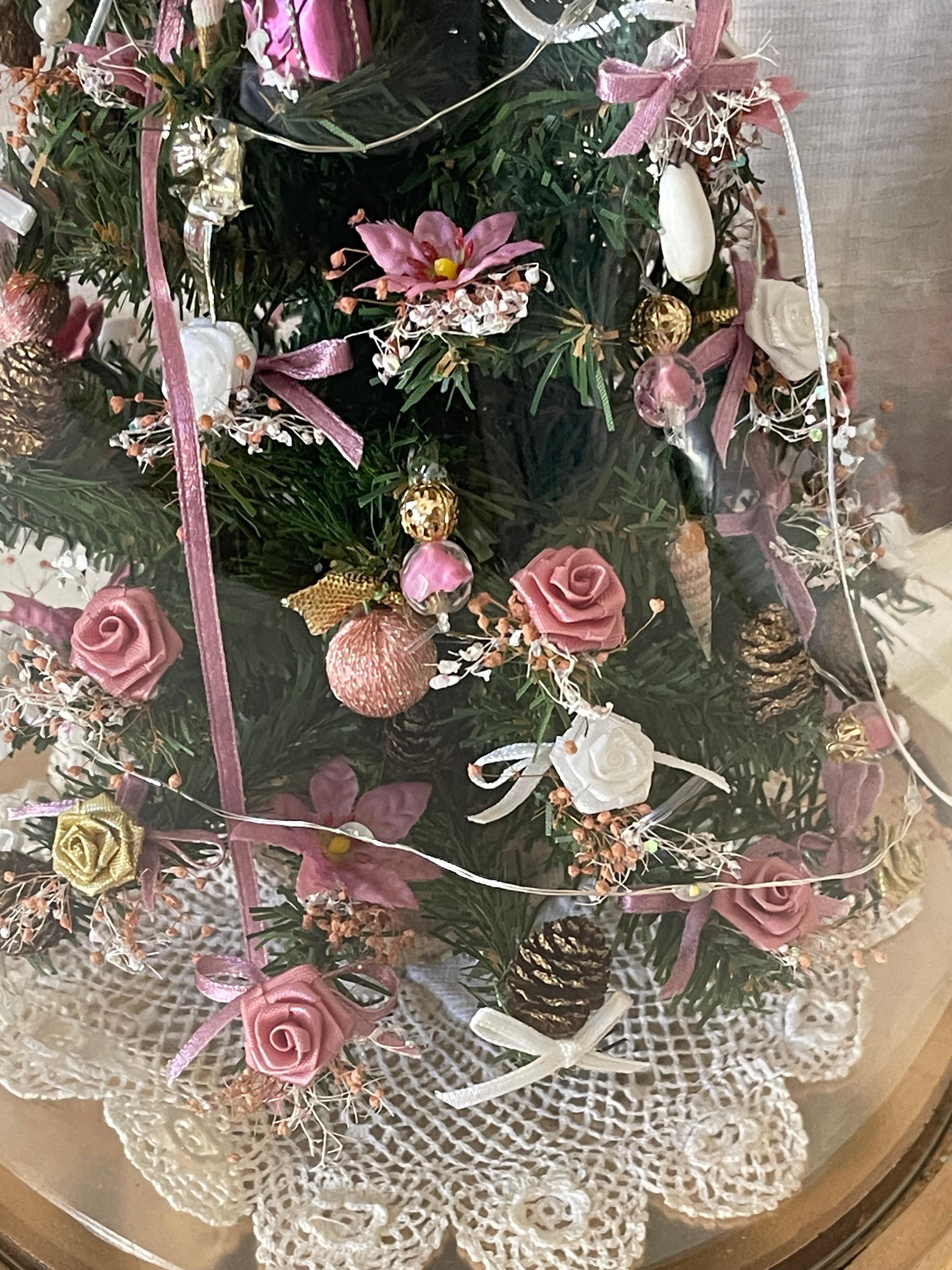 Country Simpatico albero di Natale in miniatura con luci in un mappamondo di Bridget Mcguartney in vendita