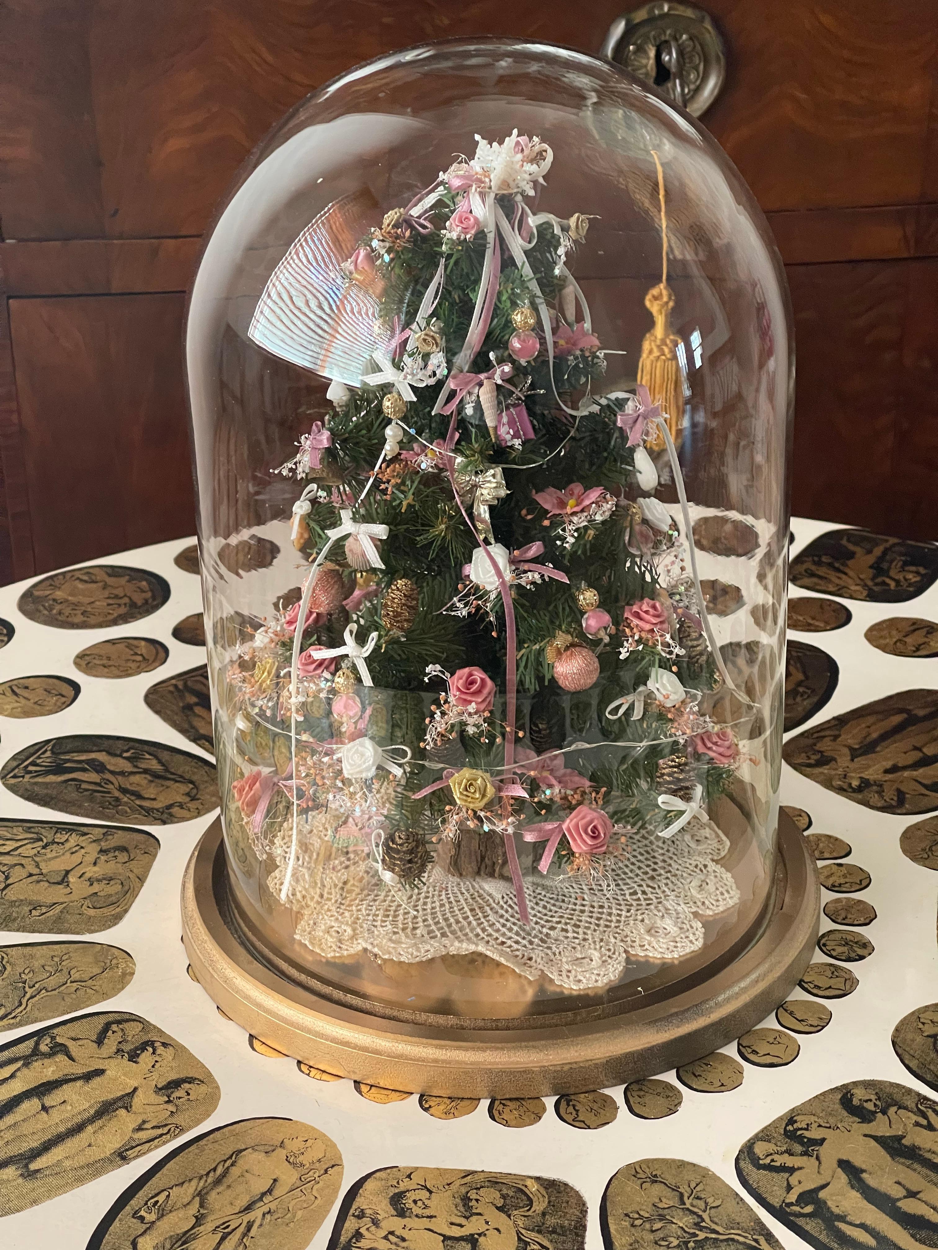 Simpatico albero di Natale in miniatura con luci in un mappamondo di Bridget Mcguartney In condizioni buone in vendita a Boca Raton, FL
