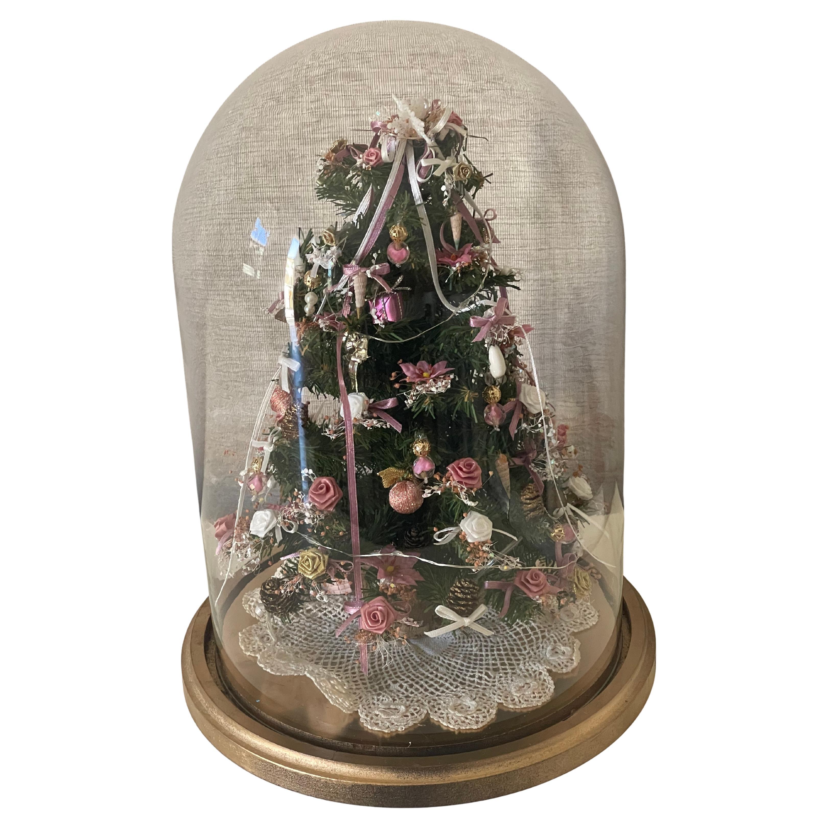 Simpatico albero di Natale in miniatura con luci in un mappamondo di Bridget Mcguartney