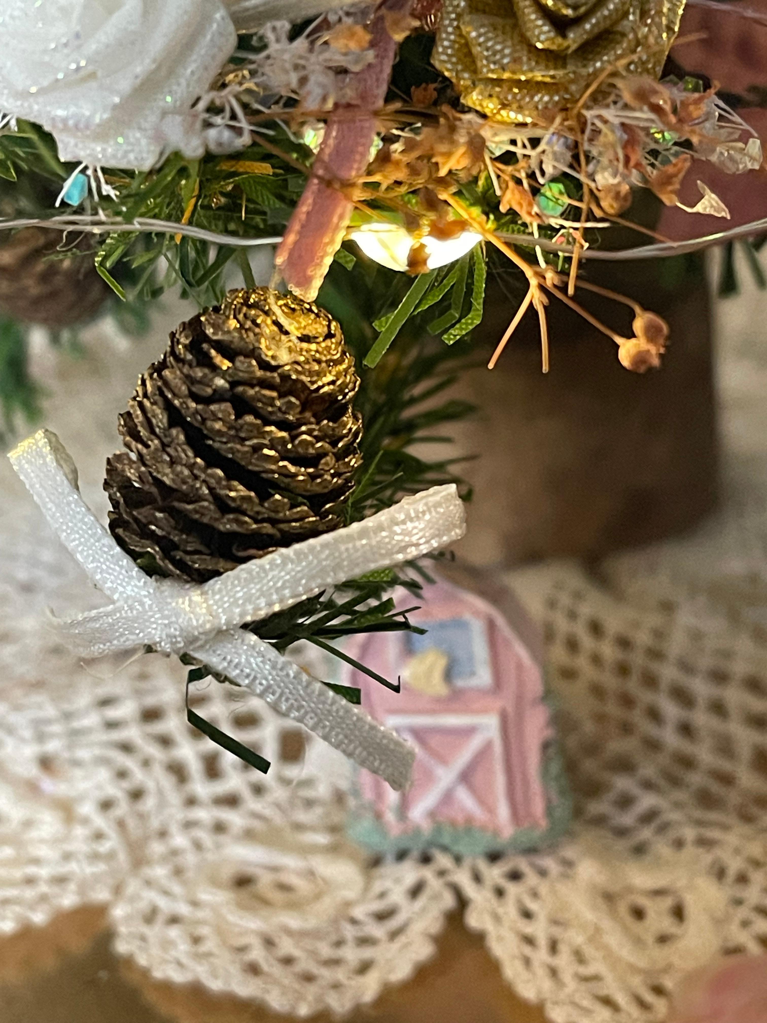 Simpatico albero di Natale in miniatura con luci in un mappamondo di Bridget Mcguartney in vendita 3
