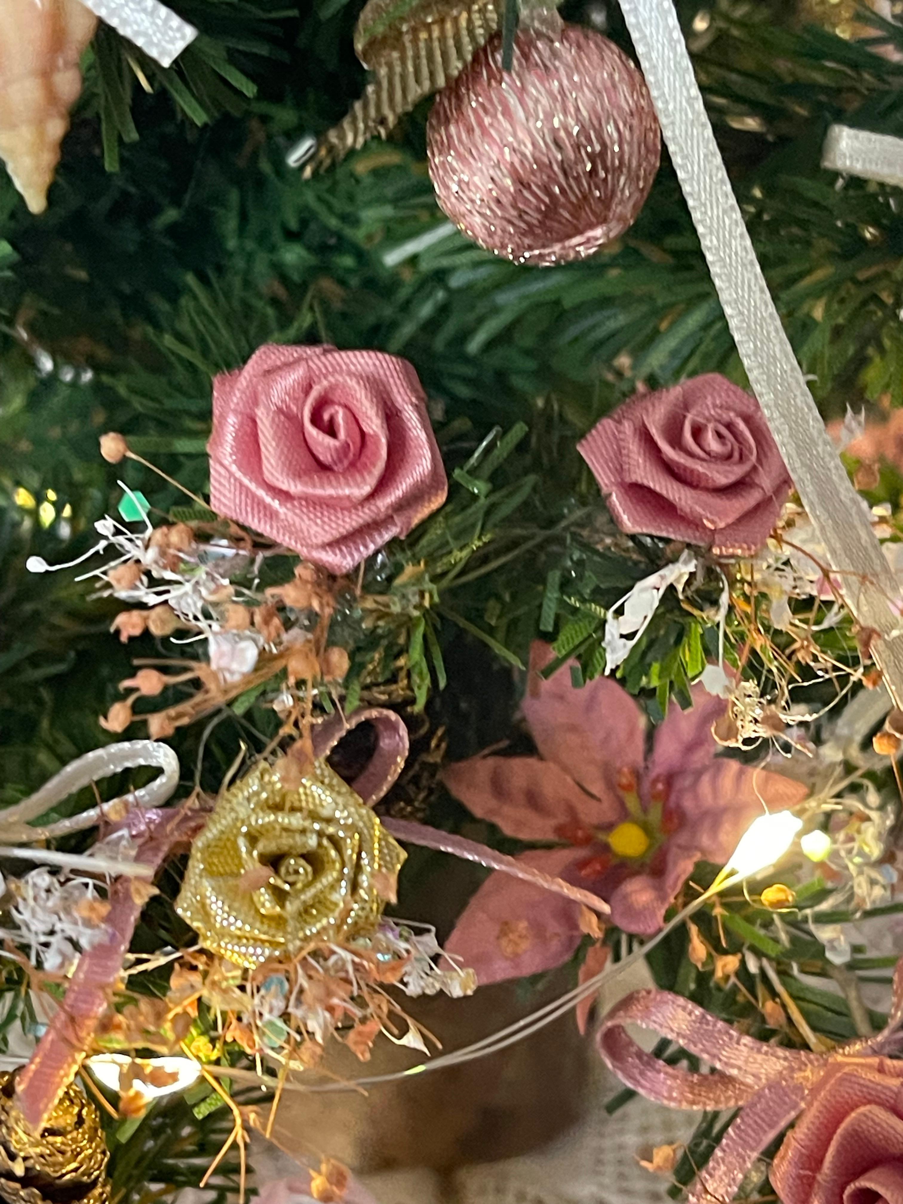 Simpatico albero di Natale in miniatura con luci in un mappamondo di Bridget Mcguartney in vendita 4