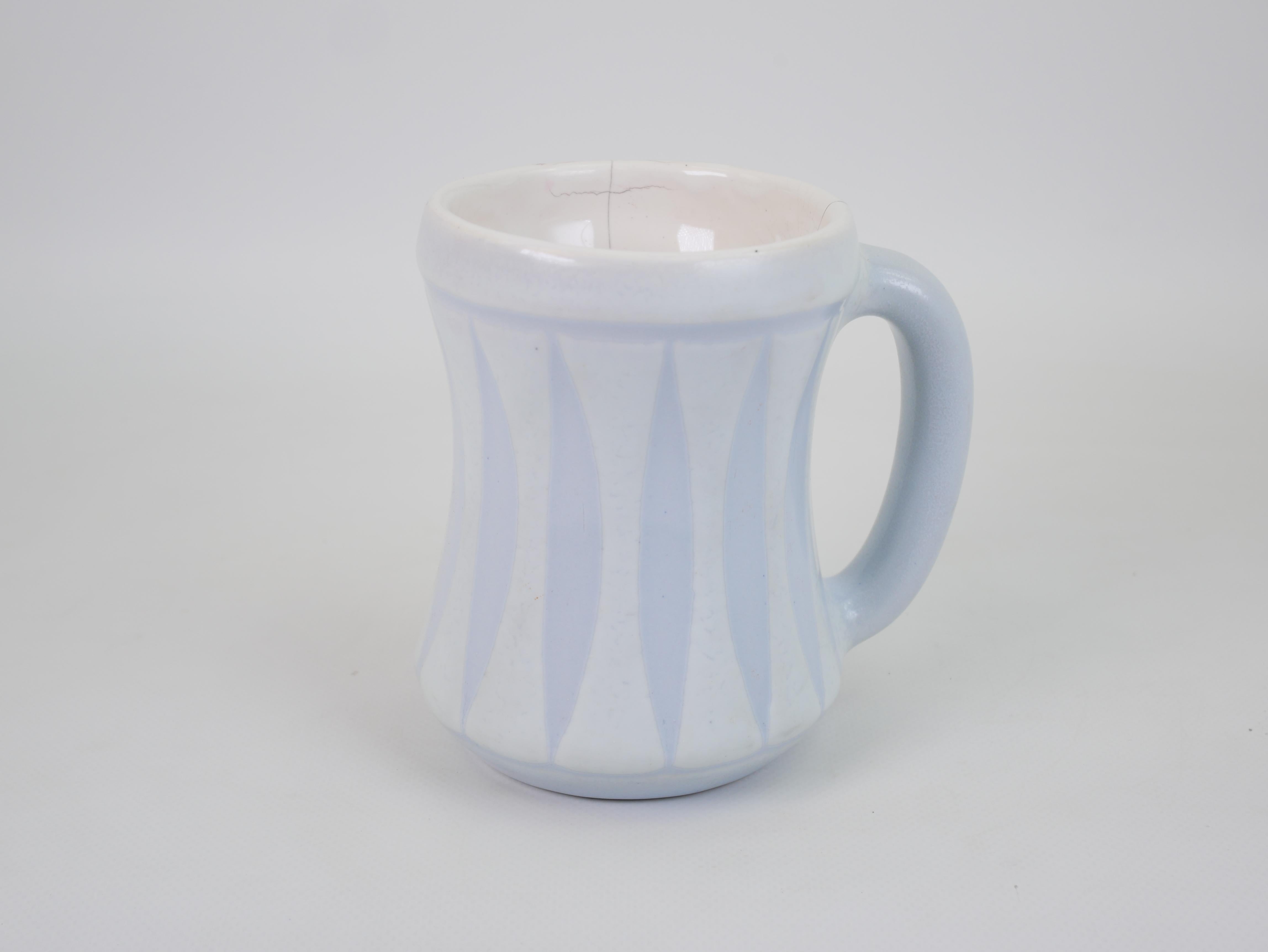 Questa tazza in ceramica vintage di Roger Capron si distingue per il suo caratteristico motivo 