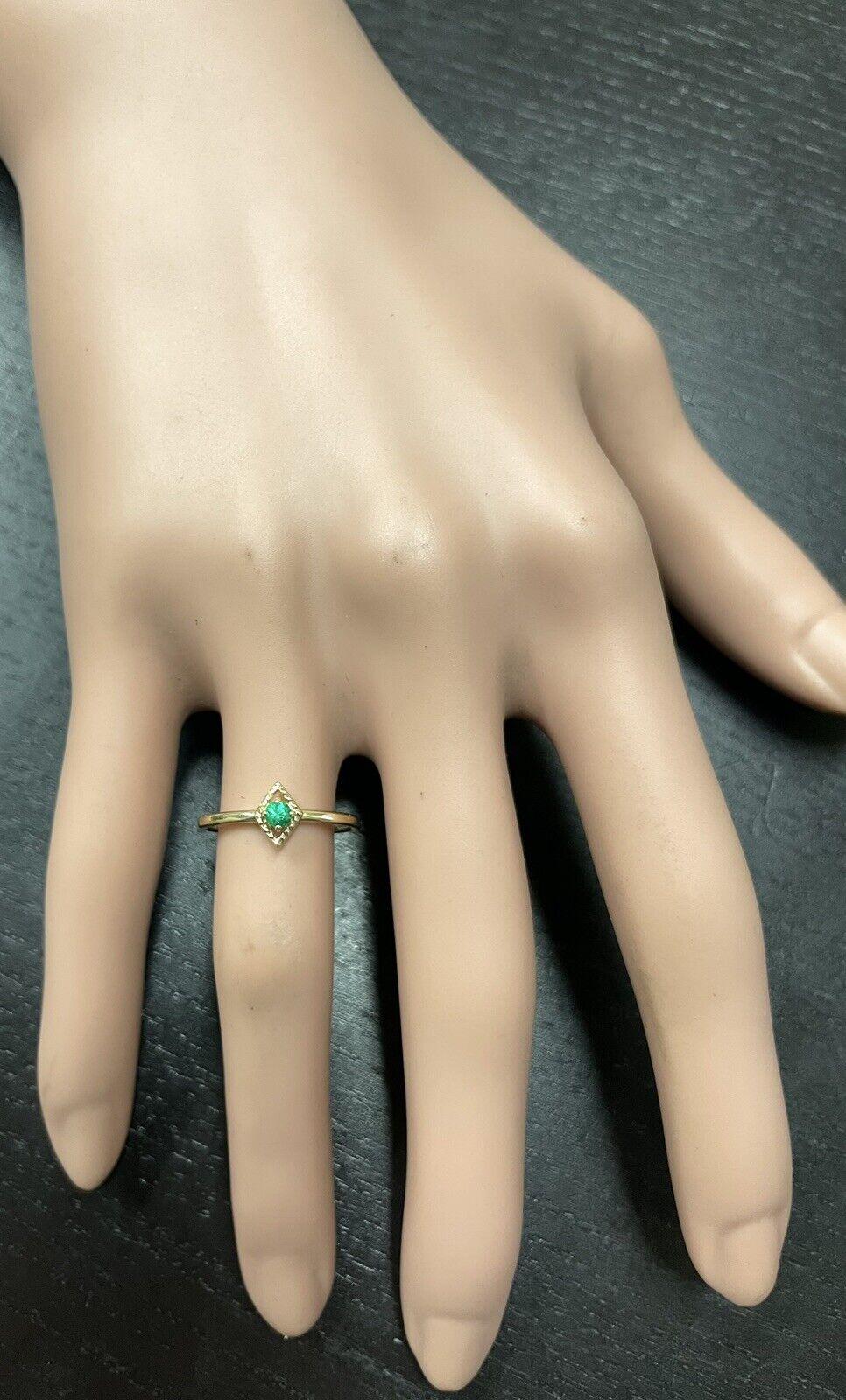Women's Cute Natural Emerald 14K Solid Yellow Gold Ring For Sale