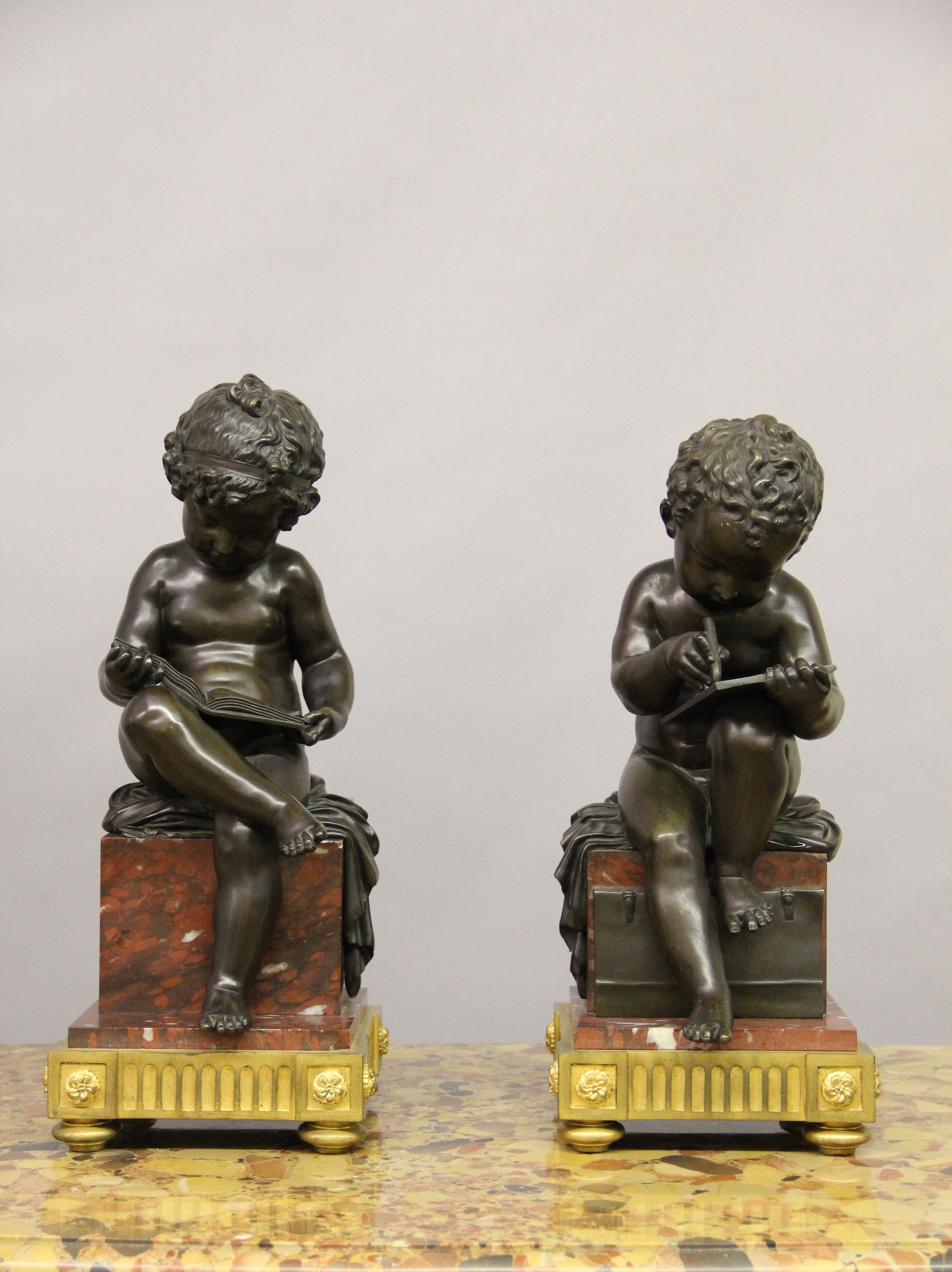 Ein niedliches Paar Bronzekinder aus dem späten 19. Jahrhundert mit Darstellungen aus Kunst und Literatur

Sie stellen jeweils ein Kind dar, das auf einer Stufe aus Beloc-Griotte-Marmor und einem Sockel aus vergoldeter Bronze sitzt. Ein Kind liest