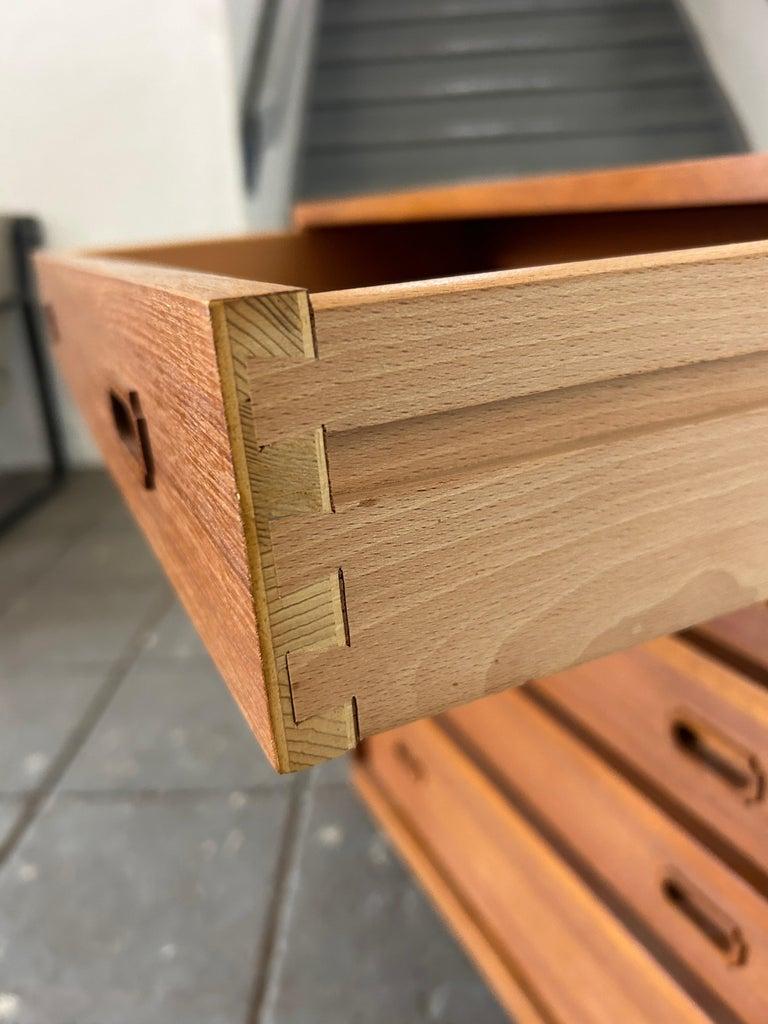 Carino il comò danese moderno a 5 cassetti in teak Petite in vendita 2