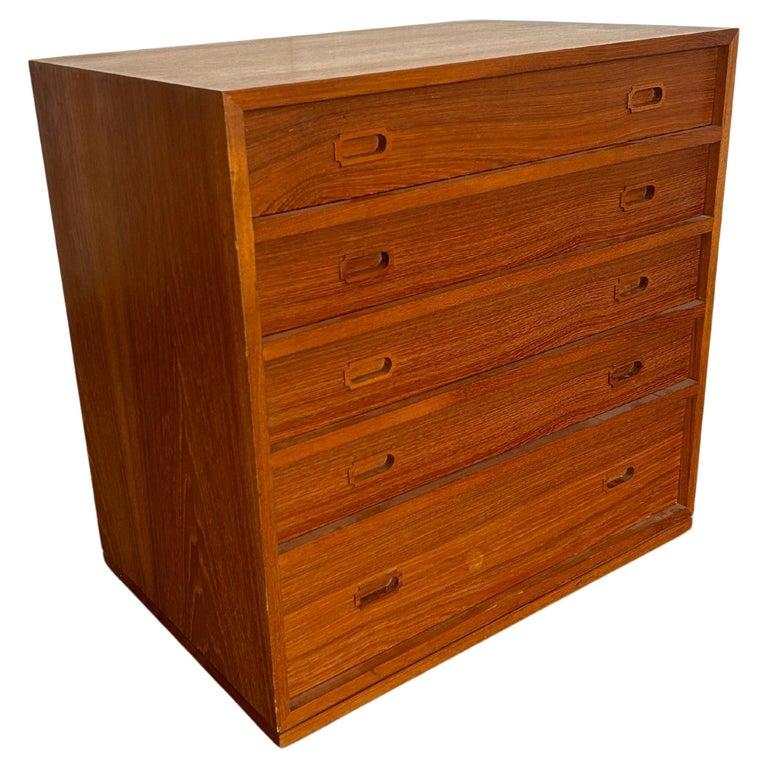 Piccolo comò danese moderno a 5 cassetti in teak con maniglie intagliate. Grande comò moderno danese di piccole dimensioni. Pulito dentro e fuori. Realizzato in Danimarca nel 1960 circa. Progettato per non avere gambe, può essere posizionato a