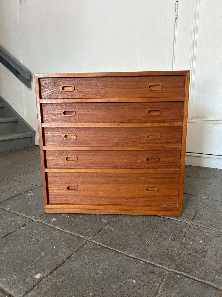 Scandinavo moderno Carino il comò danese moderno a 5 cassetti in teak Petite in vendita