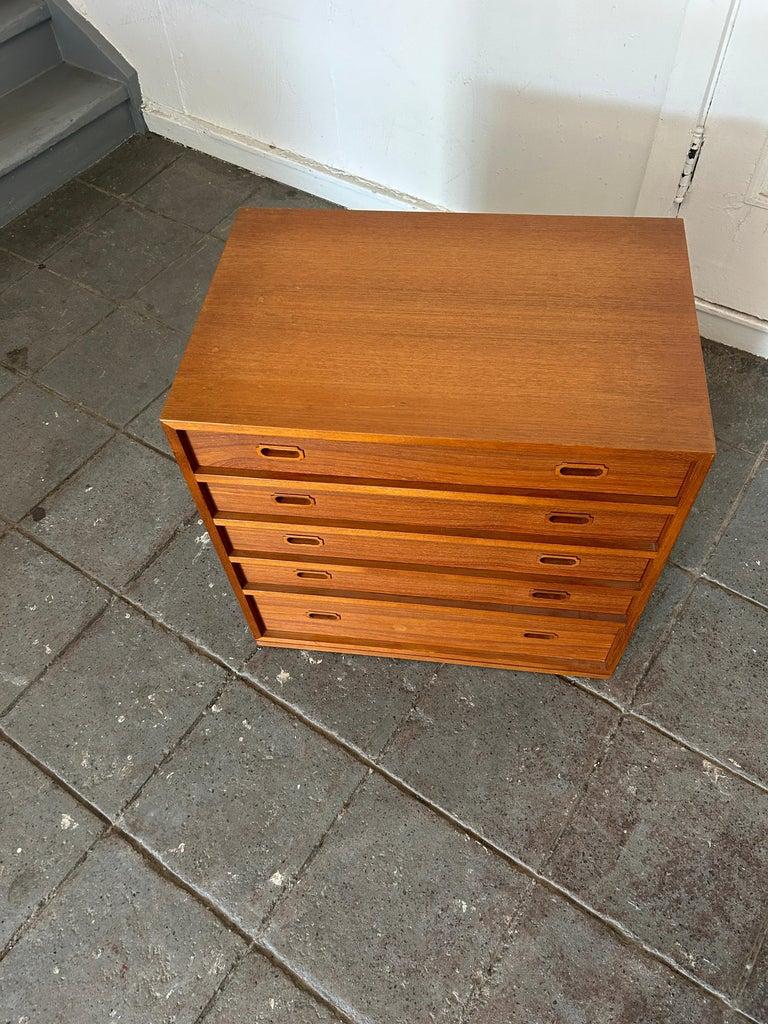 Danese Carino il comò danese moderno a 5 cassetti in teak Petite in vendita