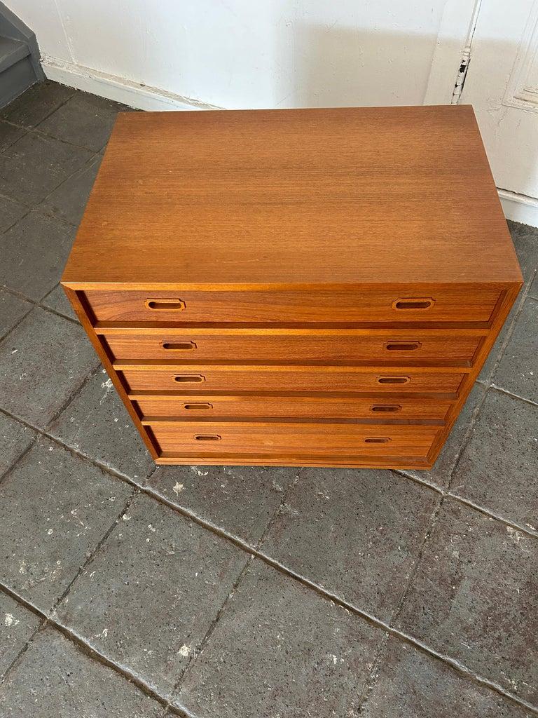 Carino il comò danese moderno a 5 cassetti in teak Petite In condizioni buone in vendita a Brooklyn, NY