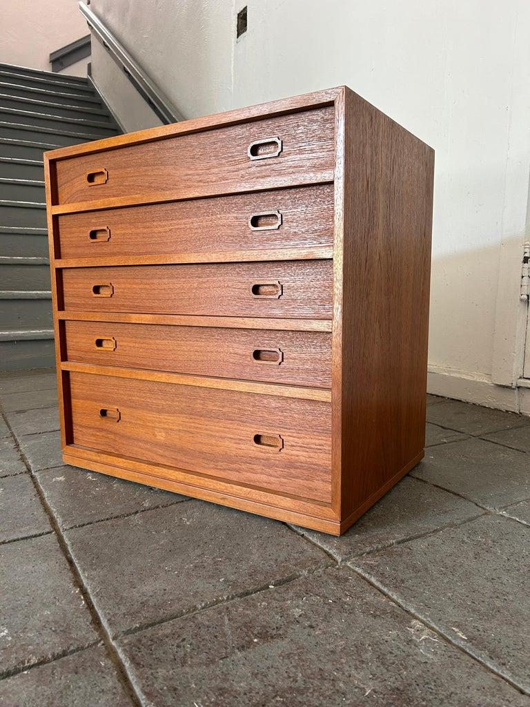 Metà XX secolo Carino il comò danese moderno a 5 cassetti in teak Petite in vendita