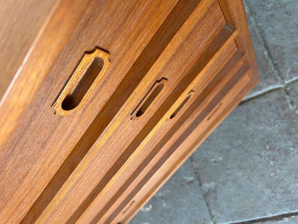 Betulla Carino il comò danese moderno a 5 cassetti in teak Petite in vendita