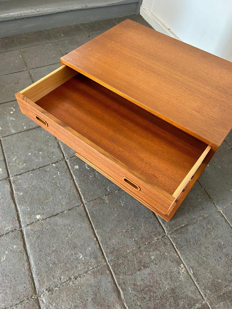 Carino il comò danese moderno a 5 cassetti in teak Petite in vendita 1