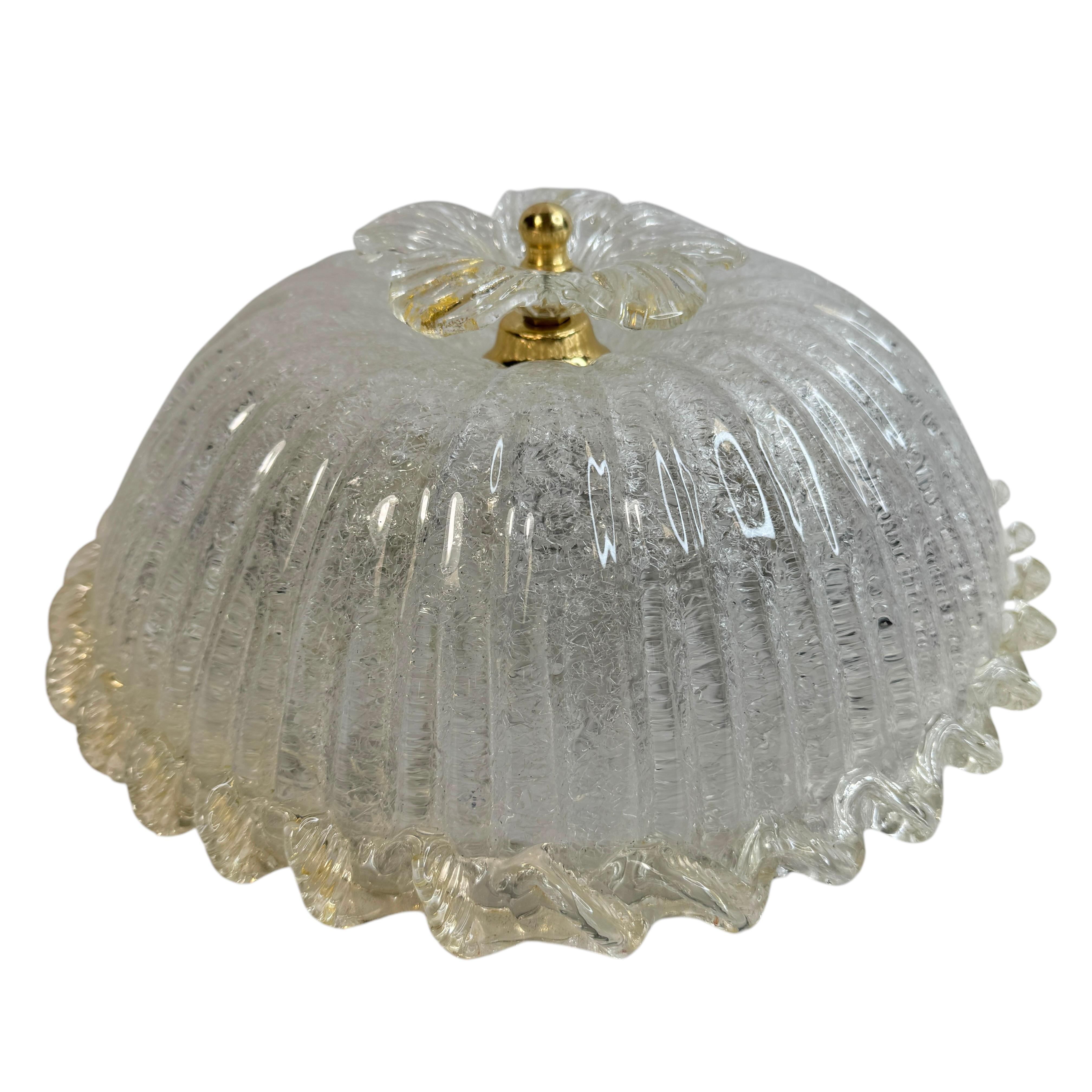 Dieser exquisite Deckenleuchter wird dem legendären Atelier Barovier&Toso in Italien zugeschrieben, circa 1980er Jahre. Der Schirm aus mundgeblasenem Murano-Glas mit Messingbeschlägen ist subtil konkav und kanalisiert. Mit seinen klaren,