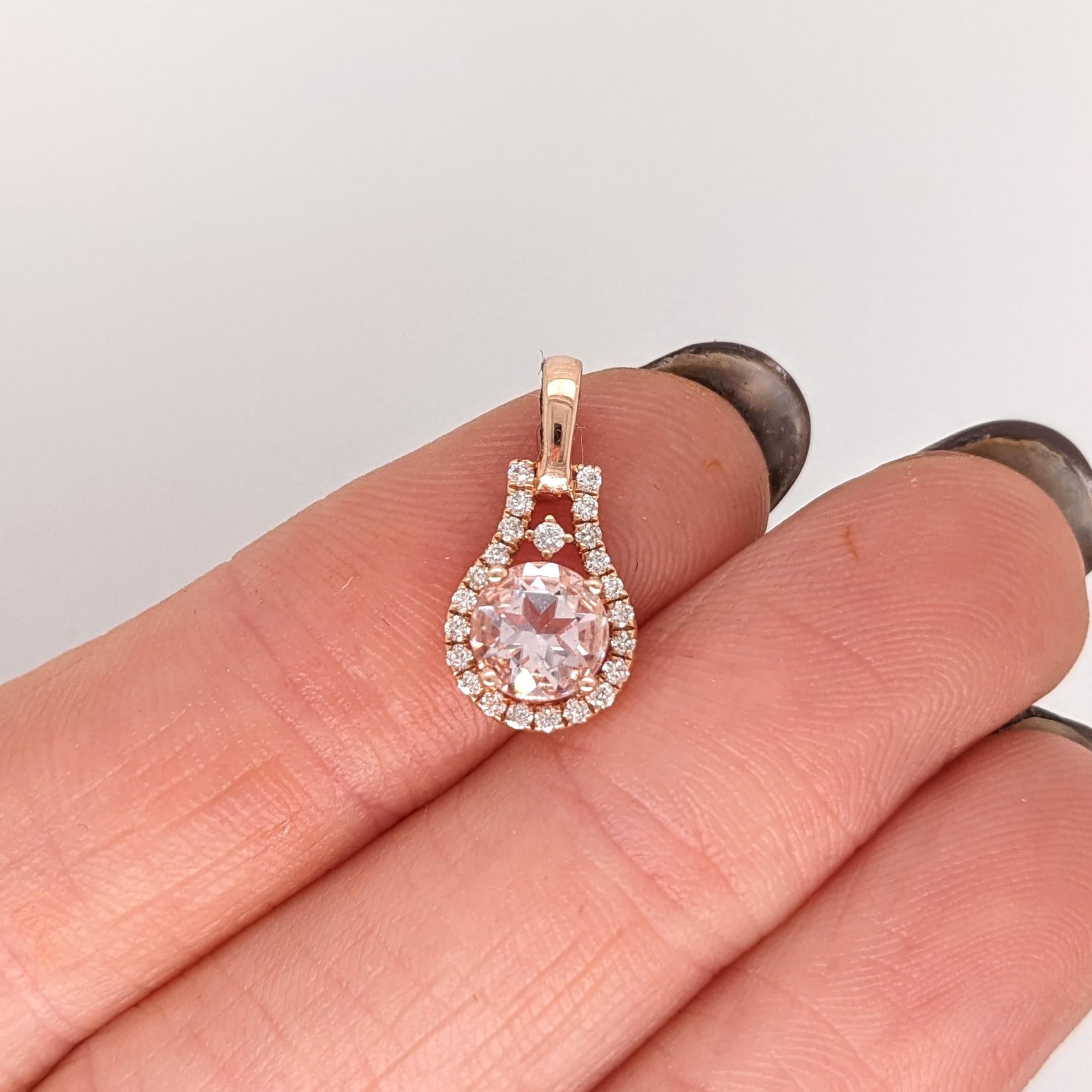 Questo simpatico ciondolo presenta una Morganite rosa da 0,70 carati con diamanti naturali estratti dalla terra incastonati in oro massiccio 14K. Questo ciondolo di morganite è un bellissimo regalo di giugno per i tuoi cari!  

Specifiche

Tipo di