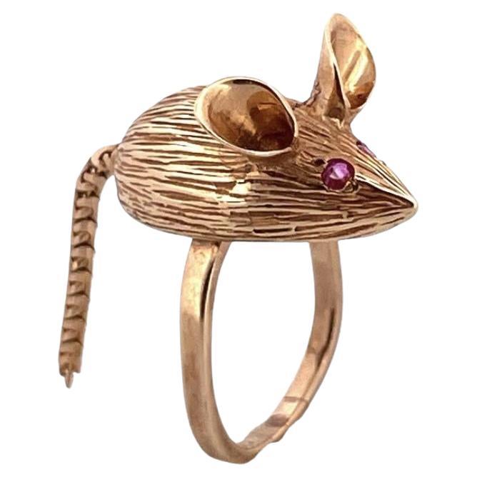 Introducing our 'Ratatouille Souris' ring, a ring crafted in luxurious 14k solid yellow gold with dangling tail. Inspired by the charm and elegance of the beloved film, this enchanting ring features a meticulously detailed mouse design, capturing