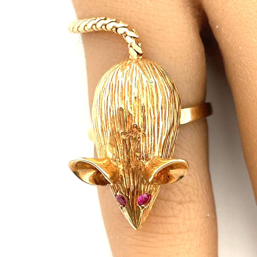 Modern Cute Ratatouille Souris Ring: 14k Yellow Gold Mouse Ring with Ruby Eyes For Sale
