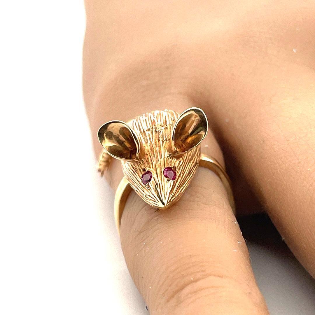 Round Cut Cute Ratatouille Souris Ring: 14k Yellow Gold Mouse Ring with Ruby Eyes For Sale