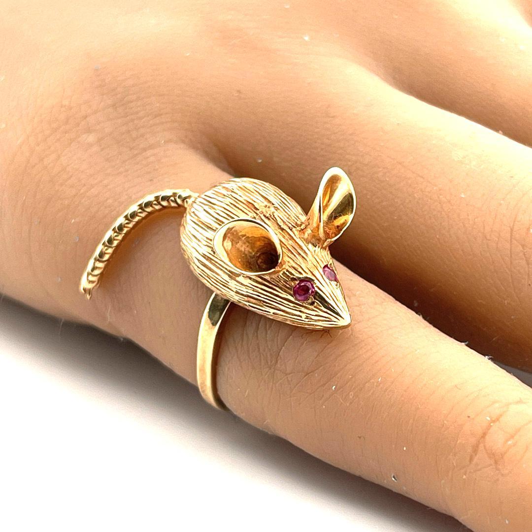 Cute Ratatouille Souris Ring: 14k Yellow Gold Mouse Ring with Ruby Eyes In New Condition For Sale In New York, NY