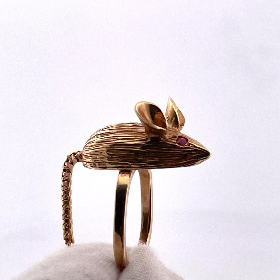 Women's or Men's Cute Ratatouille Souris Ring: 14k Yellow Gold Mouse Ring with Ruby Eyes For Sale