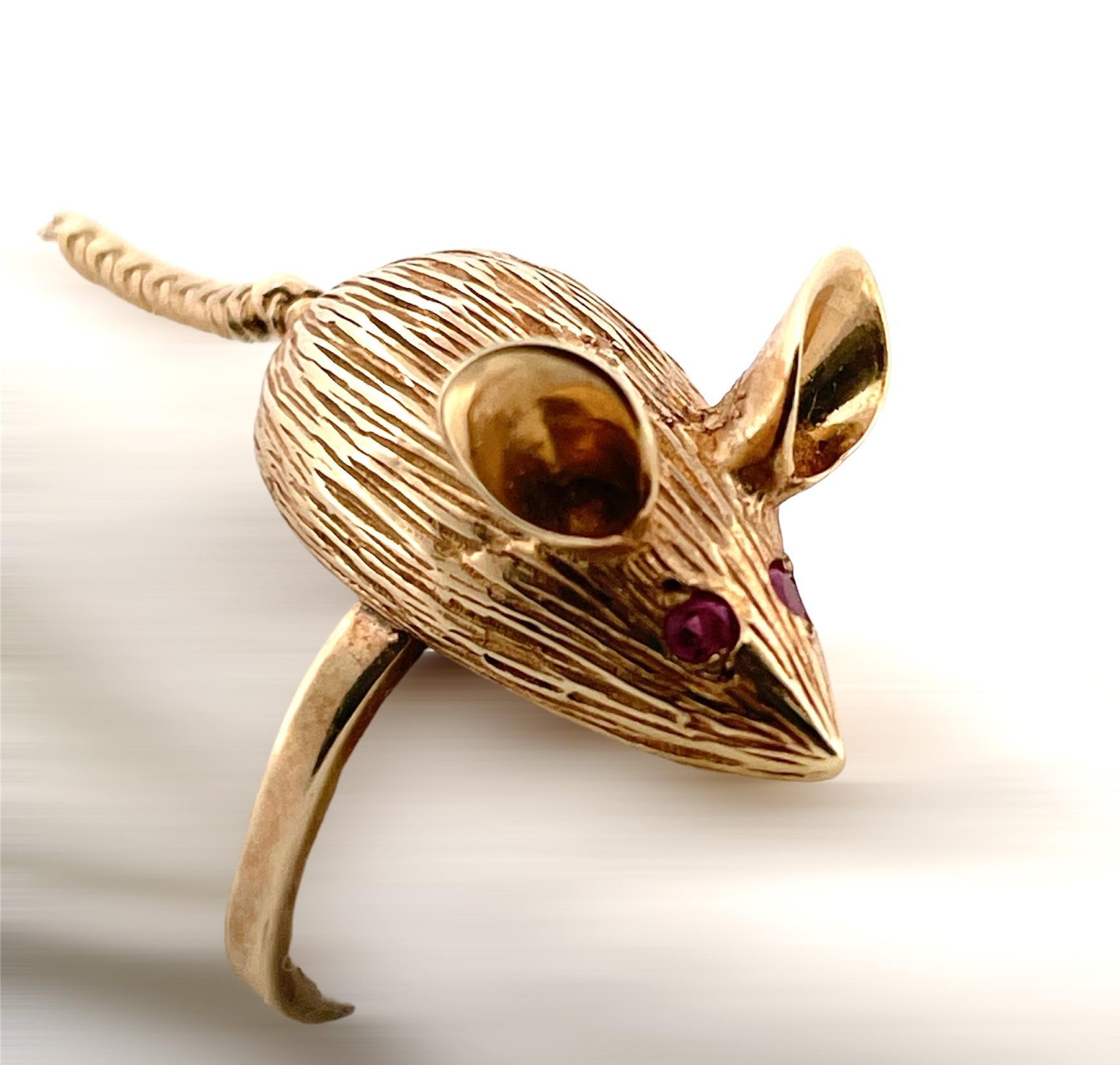Cute Ratatouille Souris Ring: 14k Yellow Gold Mouse Ring with Ruby Eyes For Sale 1