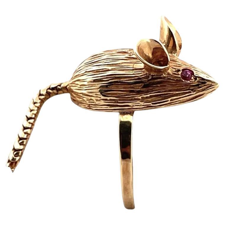 Cute Ratatouille Souris Ring: 14k Yellow Gold Mouse Ring with Ruby Eyes For Sale