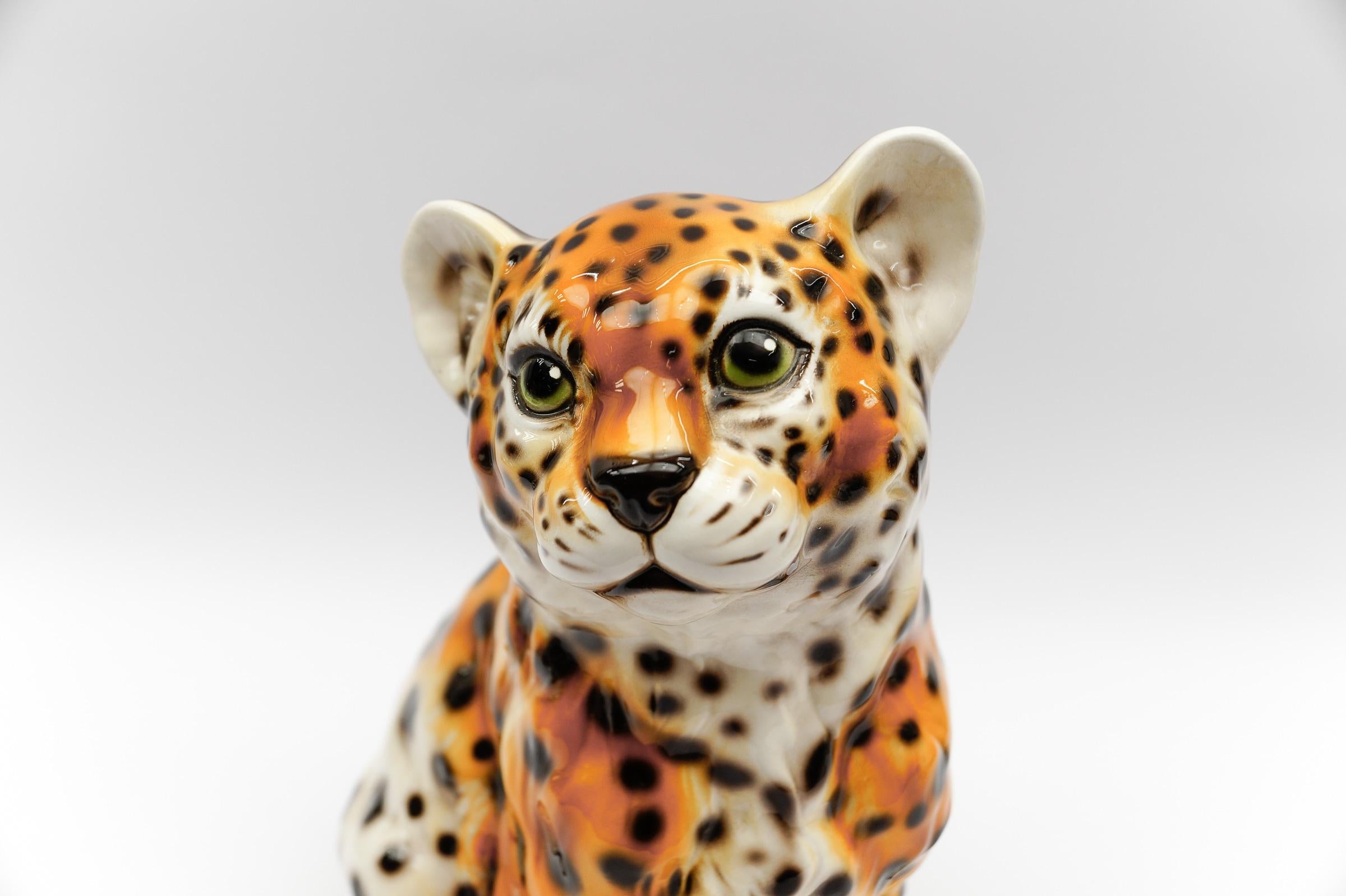 Italiano Simpatico cucciolo di leopardo realistico in ceramica, Italia, anni '60/'70 in vendita