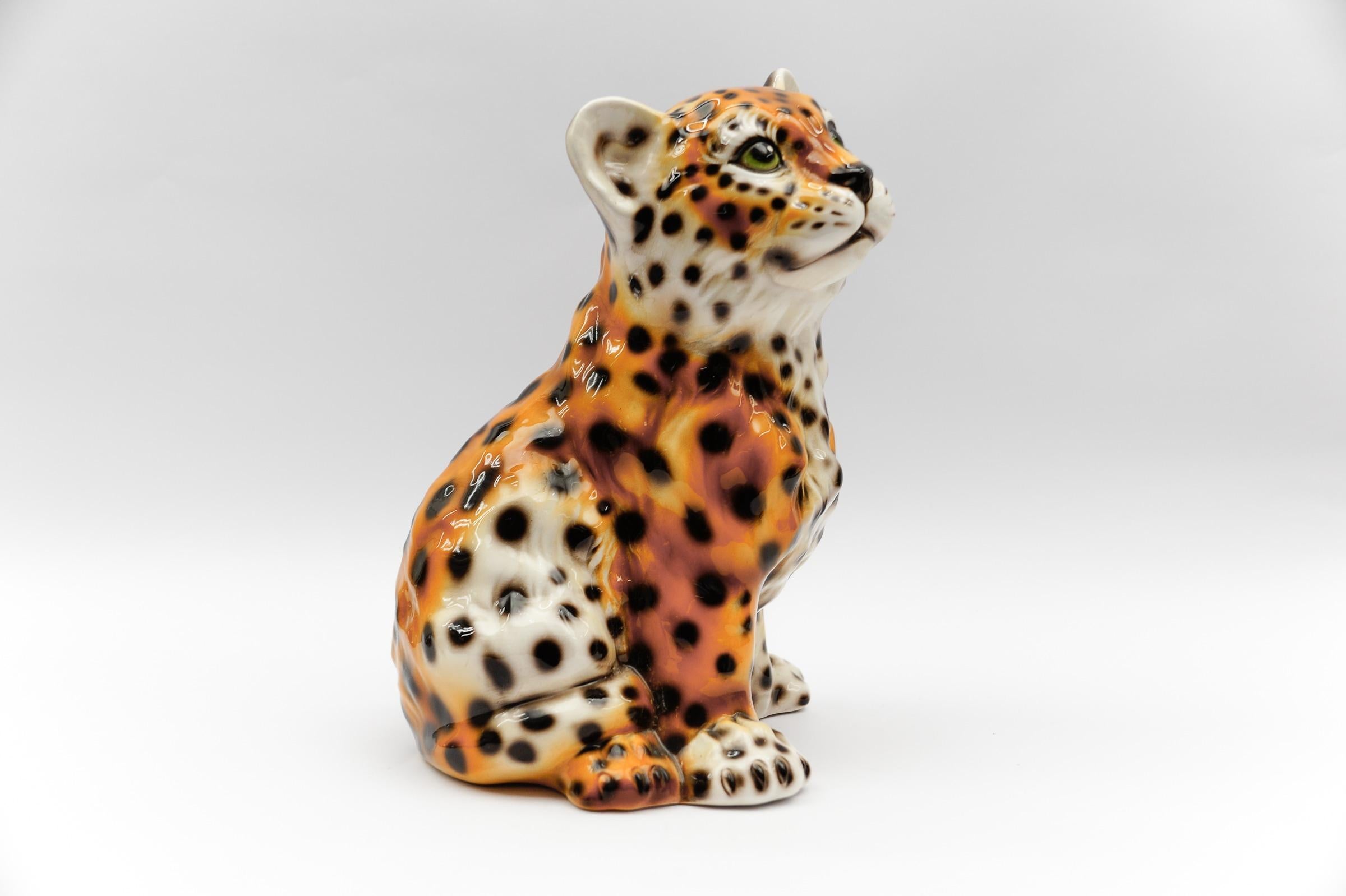 Simpatico cucciolo di leopardo realistico in ceramica, Italia, anni '60/'70 In condizioni buone in vendita a Nürnberg, Bayern