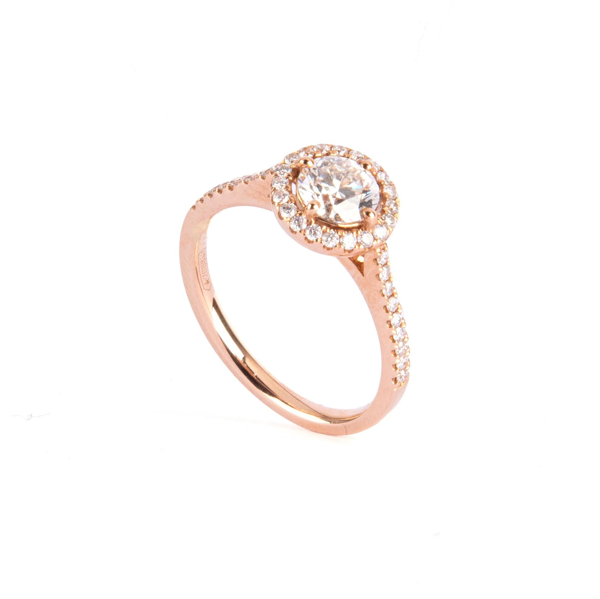 Exquisite red gold solitaire ring feauture with cnetral diamond, brilliant cut ct 0,70 H/VVS1, surrouned by little diamonds  ct.0,26. size 13.