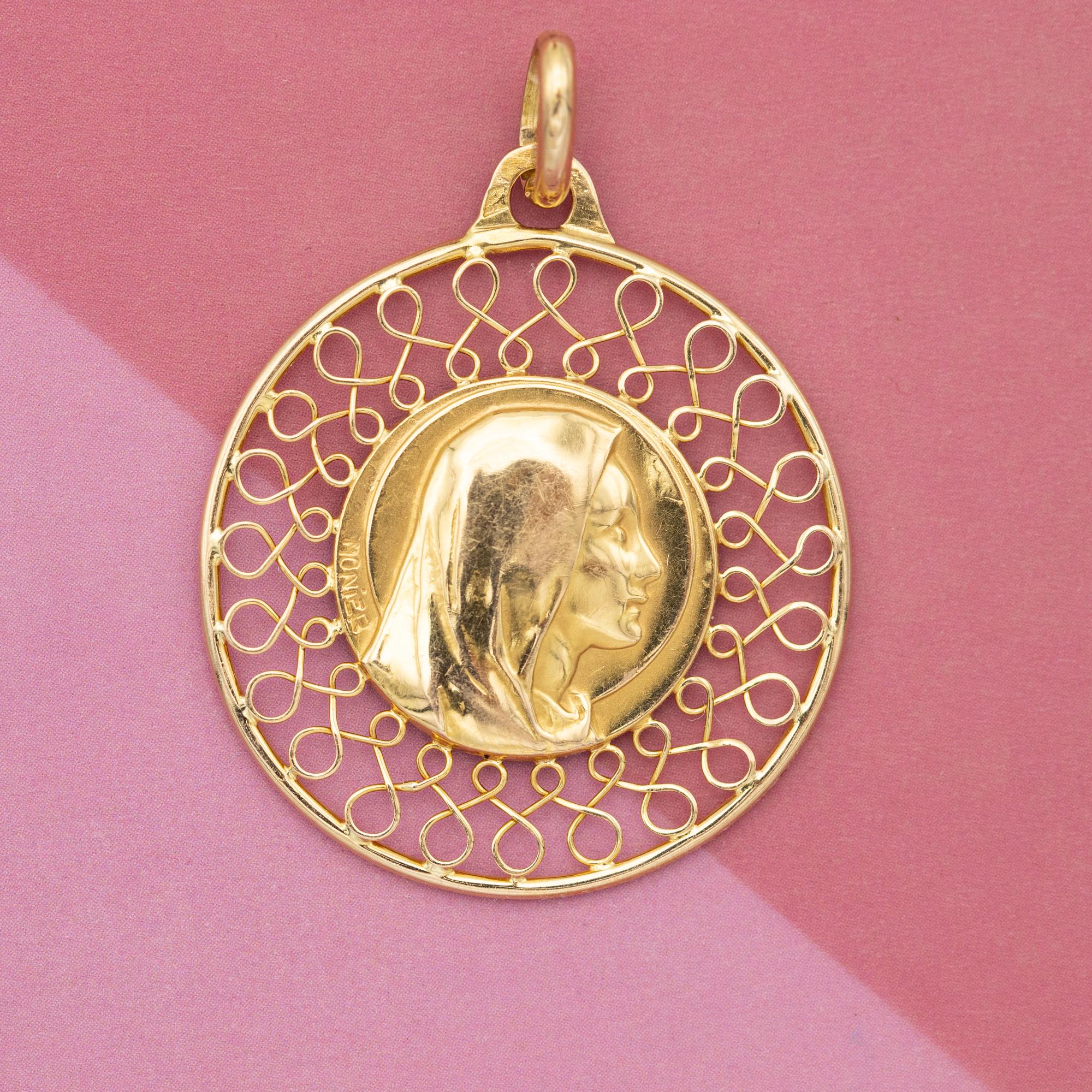 Cute Retro 18 k yellow gold Virgin Mary charm - lovely Vintage pendant For Sale 2