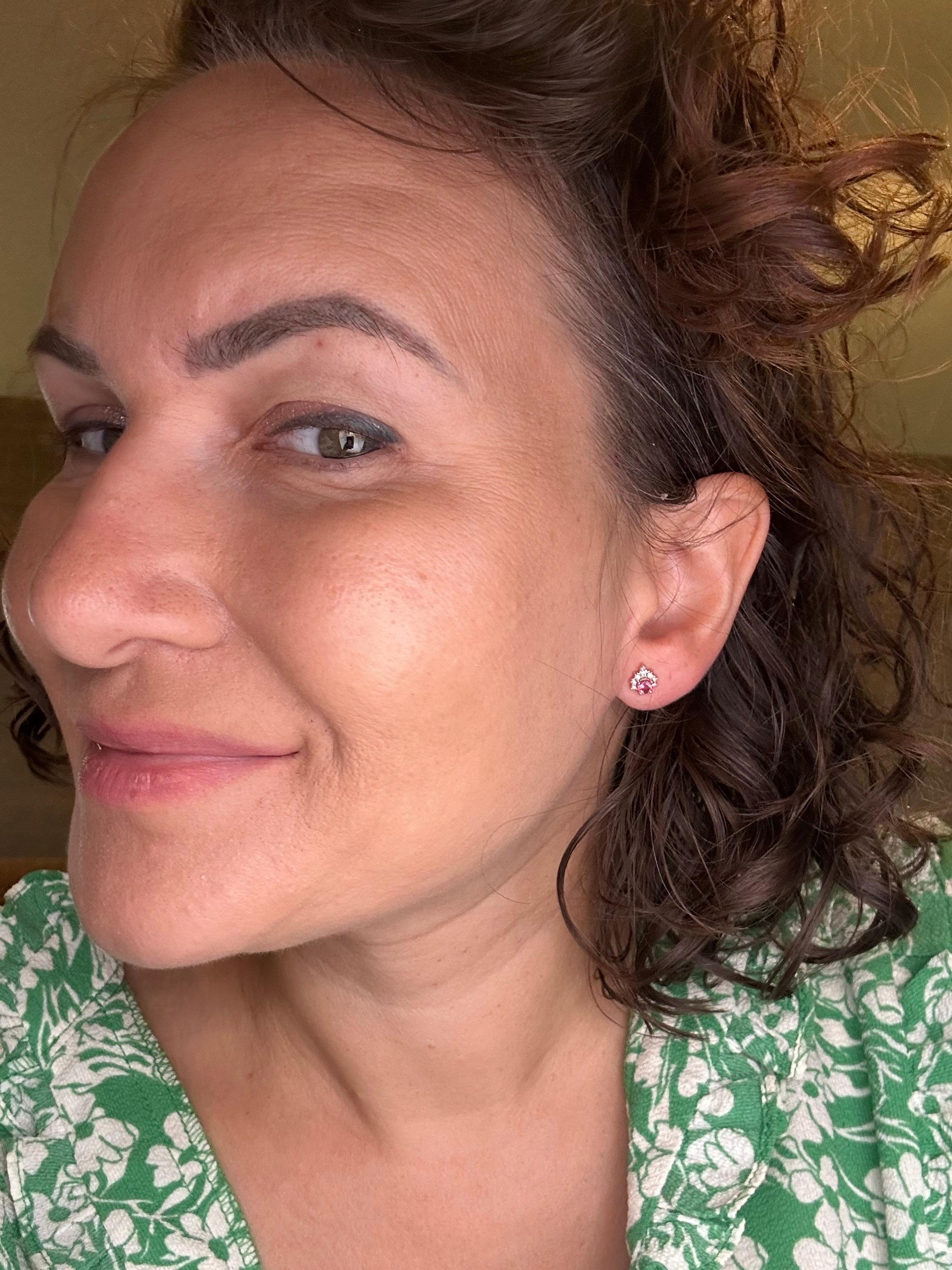Jolis clous d'oreilles en tourmaline avec diamants naturels en or rose 14KT. Il s'agit de tourmalines roses de 3 mm et de diamants naturels de 0,20 carats de pureté VS-SI et de couleur F. Les boucles d'oreilles sont livrées avec un papillon