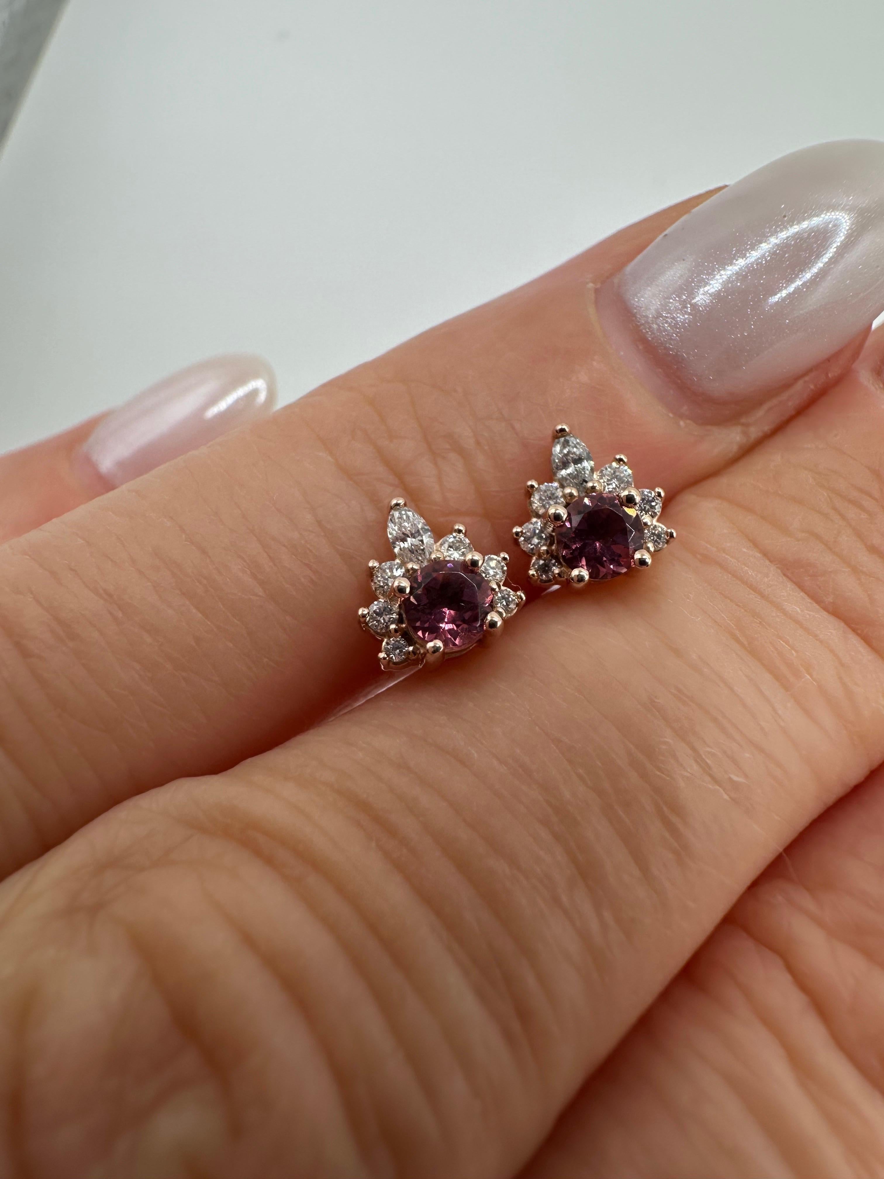 Taille brillant Clous d'oreilles en or 14 carats avec tourmaline taille 3 mm et diamants naturels en vente