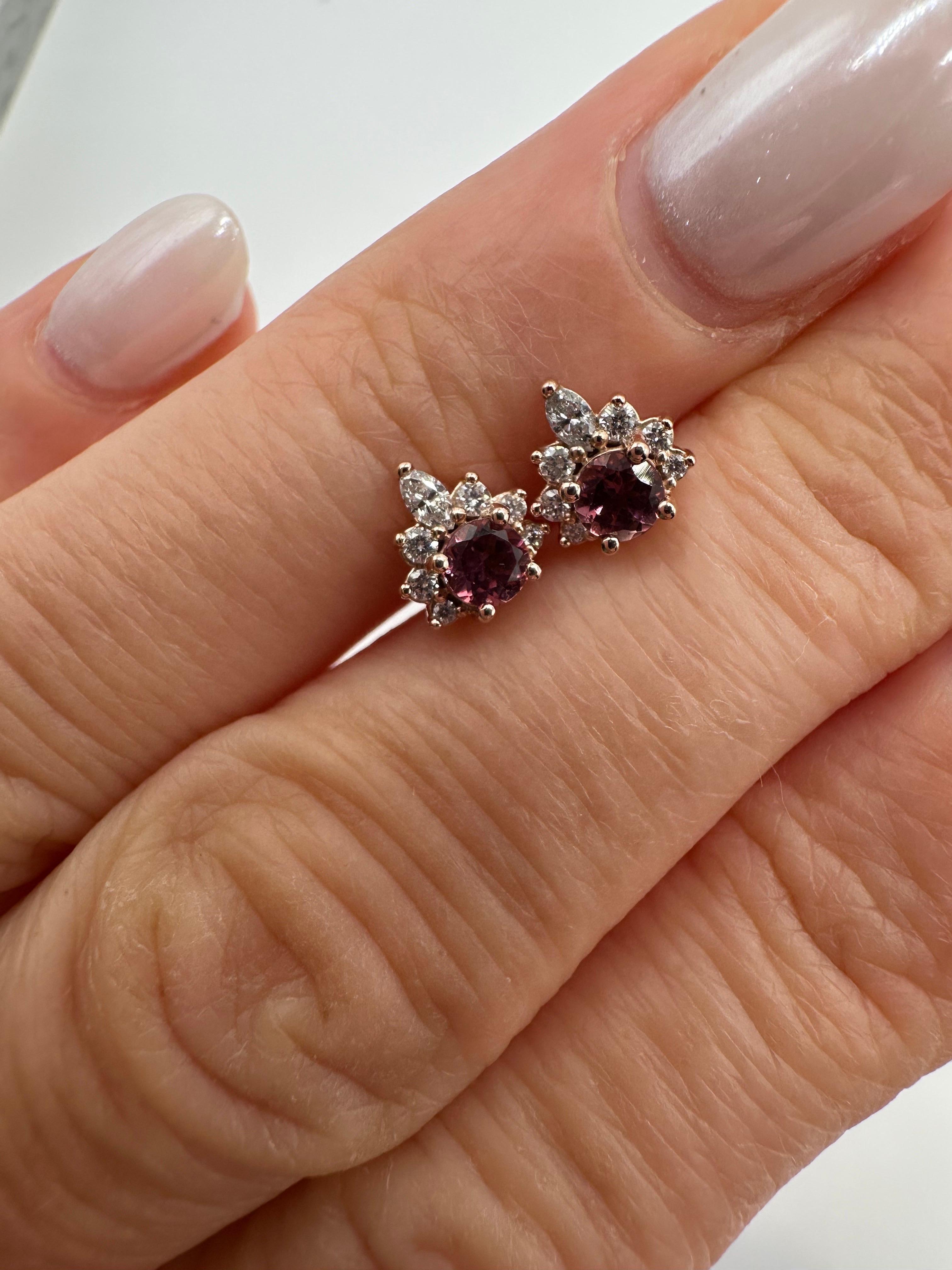 Clous d'oreilles en or 14 carats avec tourmaline taille 3 mm et diamants naturels en vente 1