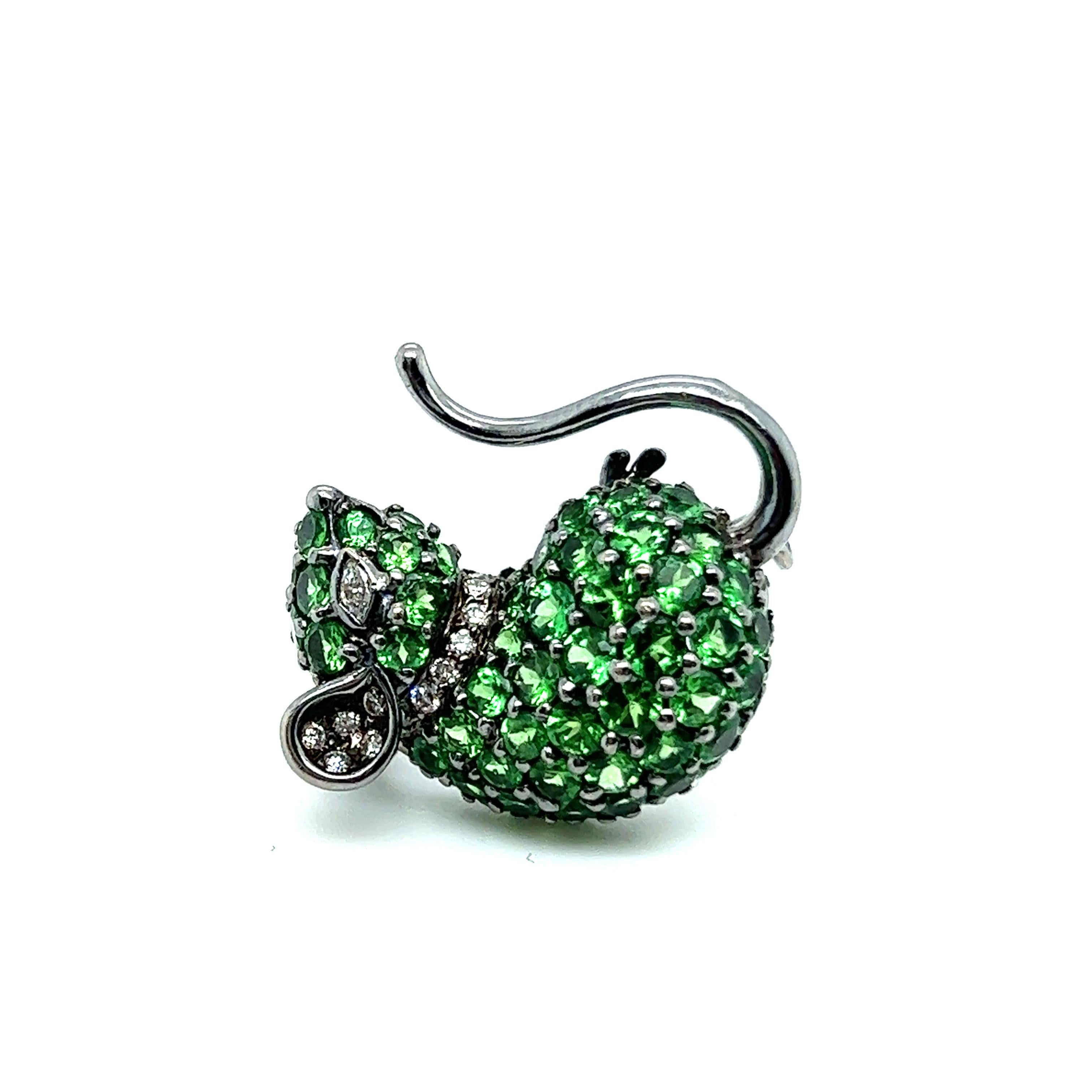 Inspired by the fascination for the nature and animals in particular, this cute bijoux brings joy to old and young.  Its playful body is covered with 64 brilliant-cut tsavorites totaling 3.50 carats.  A charming accent is the eye of a mousekin made