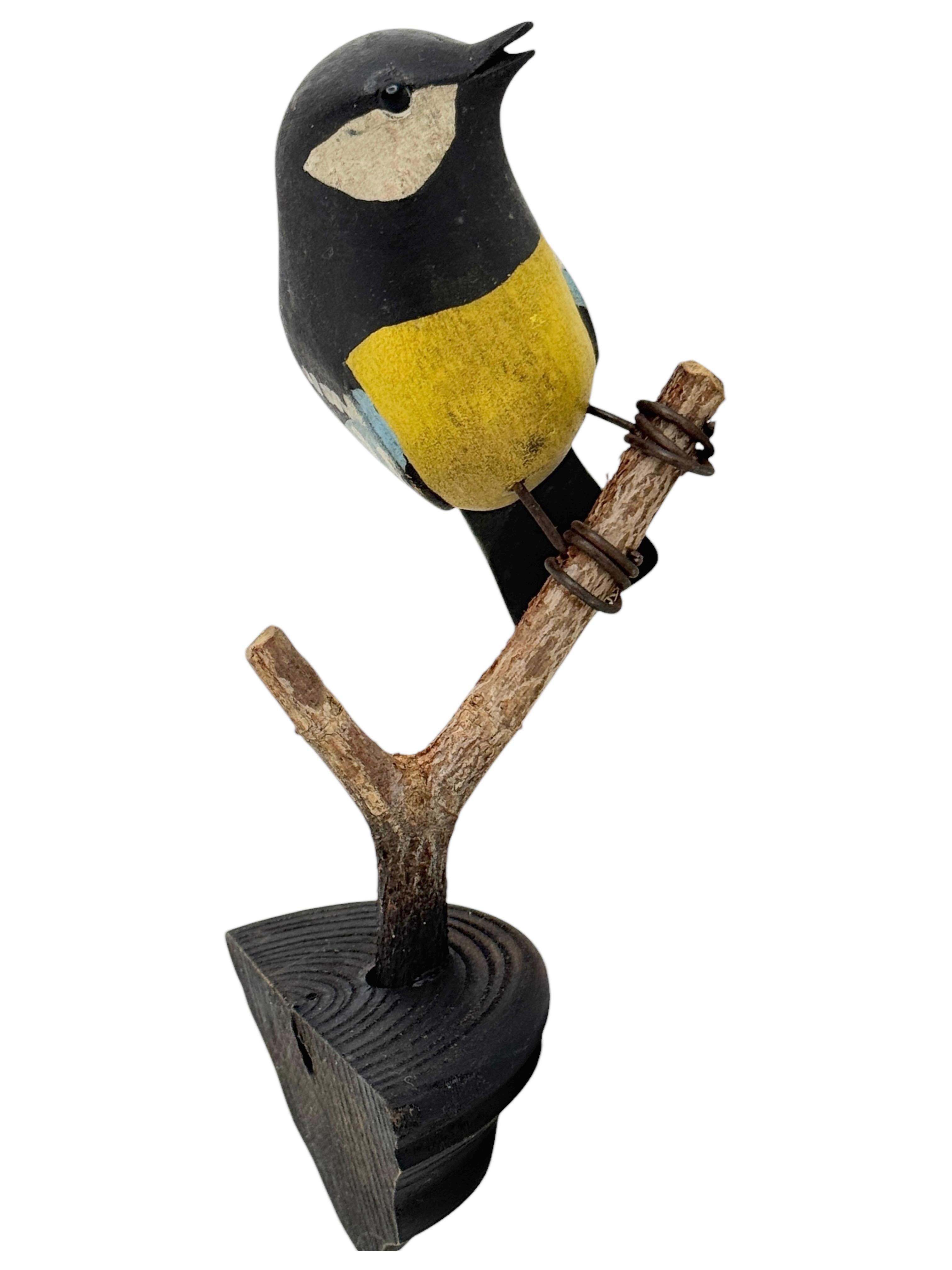 Ein schöner österreichischer Vogel aus dem späten 19. Jahrhundert, aus Holz geschnitzt und auf einem Ständer zum Aufhängen montiert. Die Tradition dieser in Österreich 