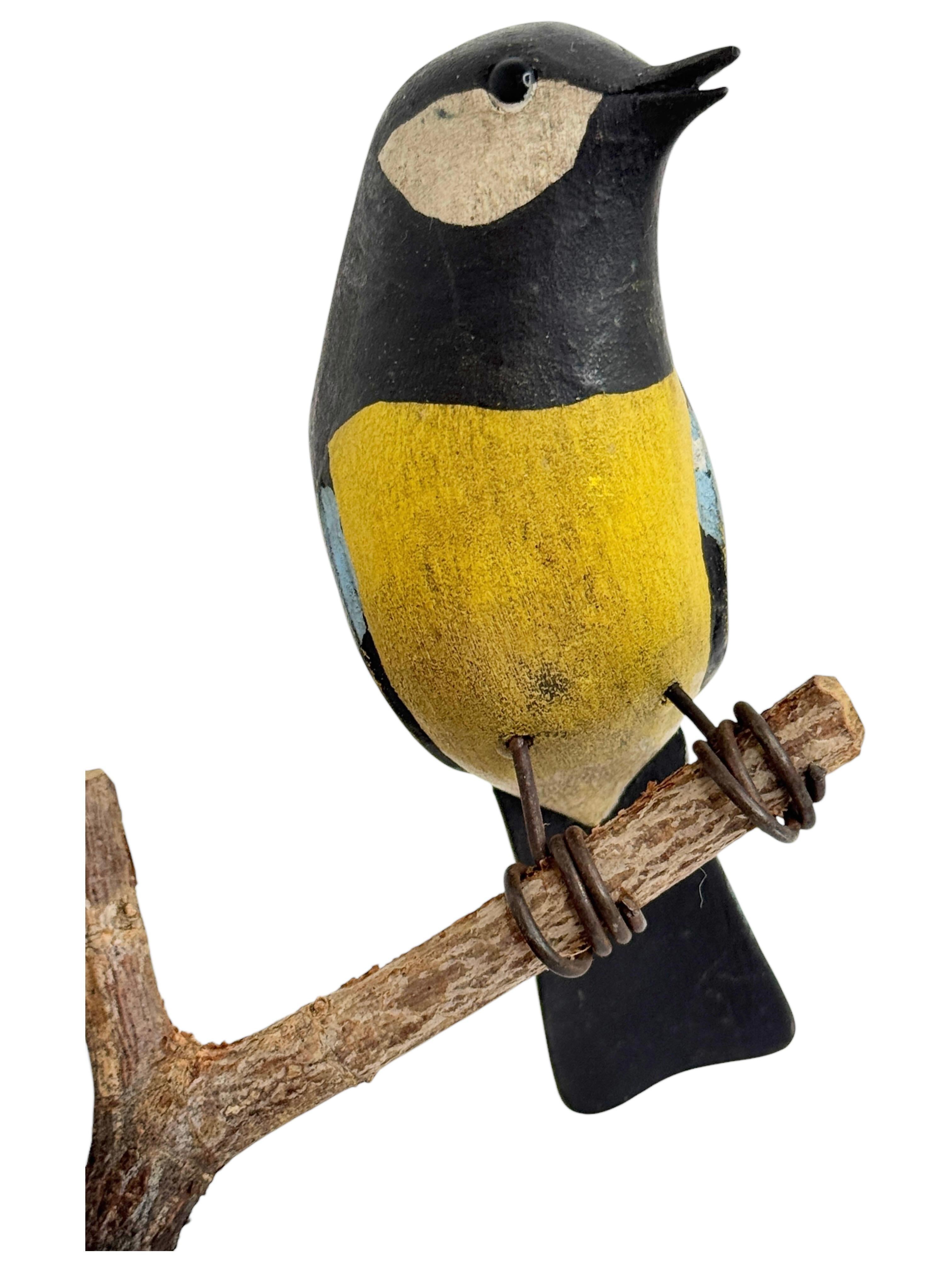 Cute Vichtauer Hand geschnitzt Wood Bird Black Forest Volkskunst Österreich 1890s im Zustand „Gut“ in Nuernberg, DE
