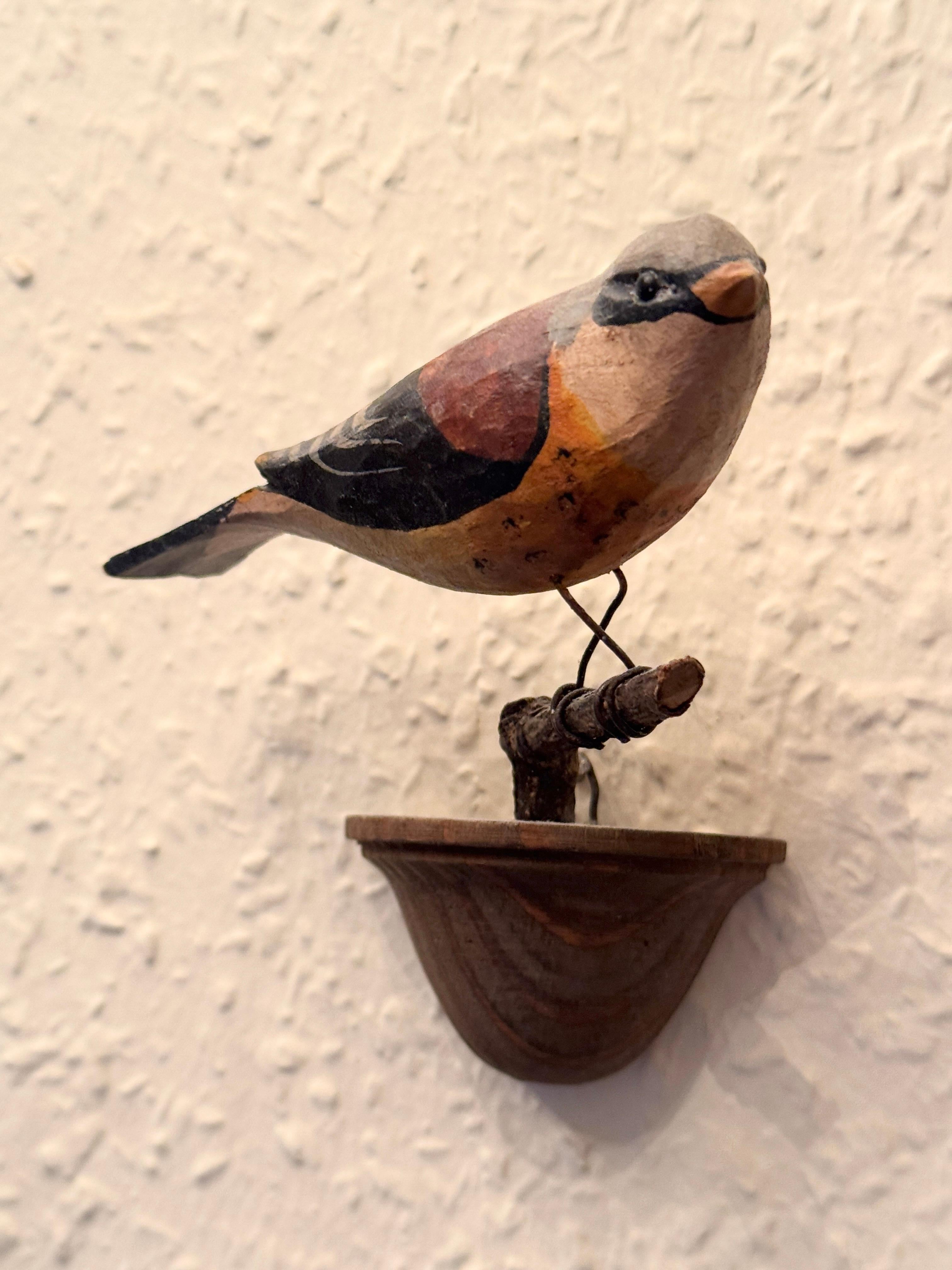 Cute Vichtauer Hand geschnitzt Wood Bird Black Forest Volkskunst Österreich 1900s im Angebot 2