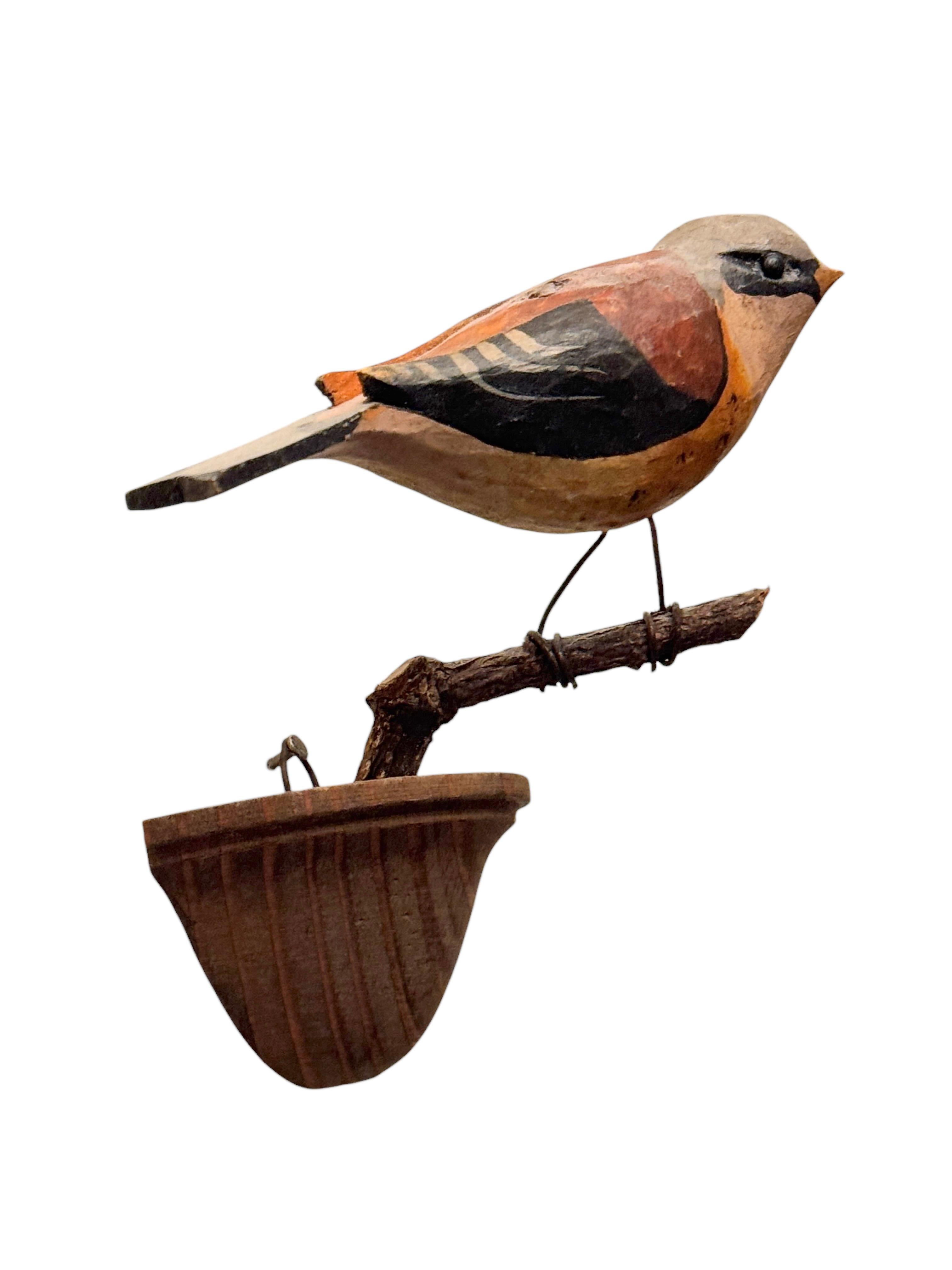 Cute Vichtauer Hand geschnitzt Wood Bird Black Forest Volkskunst Österreich 1900s (Österreichisch) im Angebot