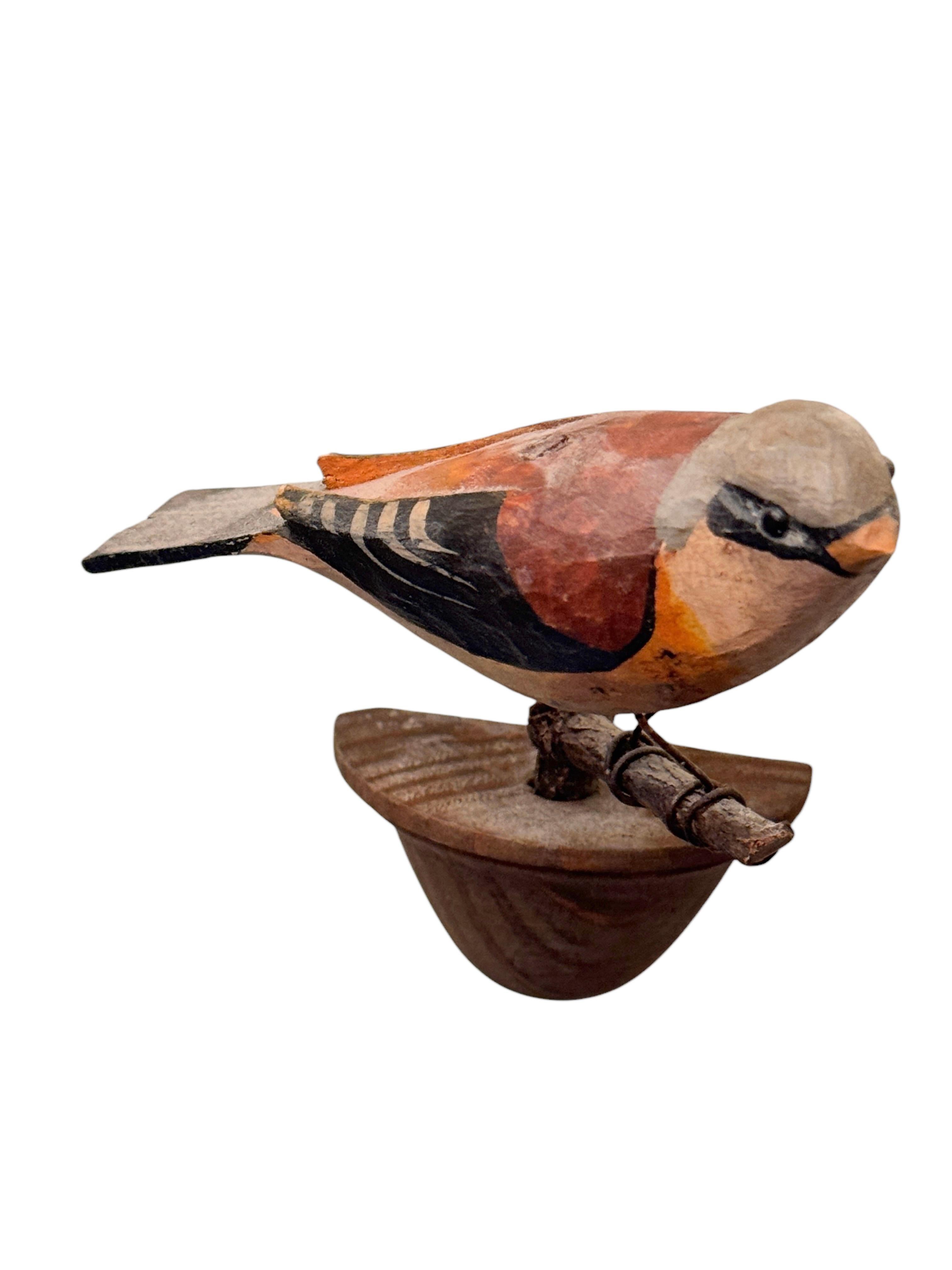 Cute Vichtauer Hand geschnitzt Wood Bird Black Forest Volkskunst Österreich 1900s (Handgeschnitzt) im Angebot