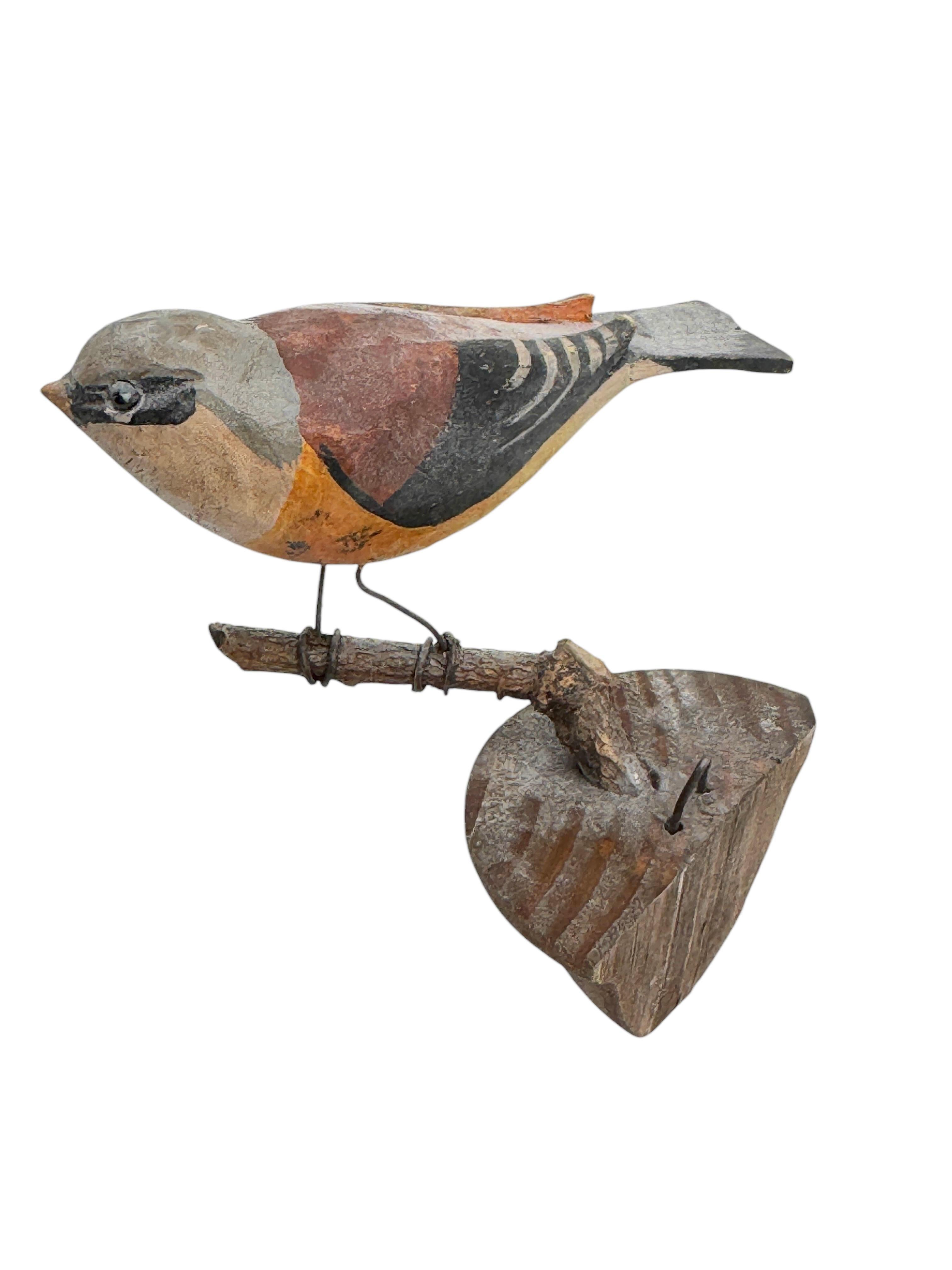 Cute Vichtauer Hand geschnitzt Wood Bird Black Forest Volkskunst Österreich 1900s (20. Jahrhundert) im Angebot
