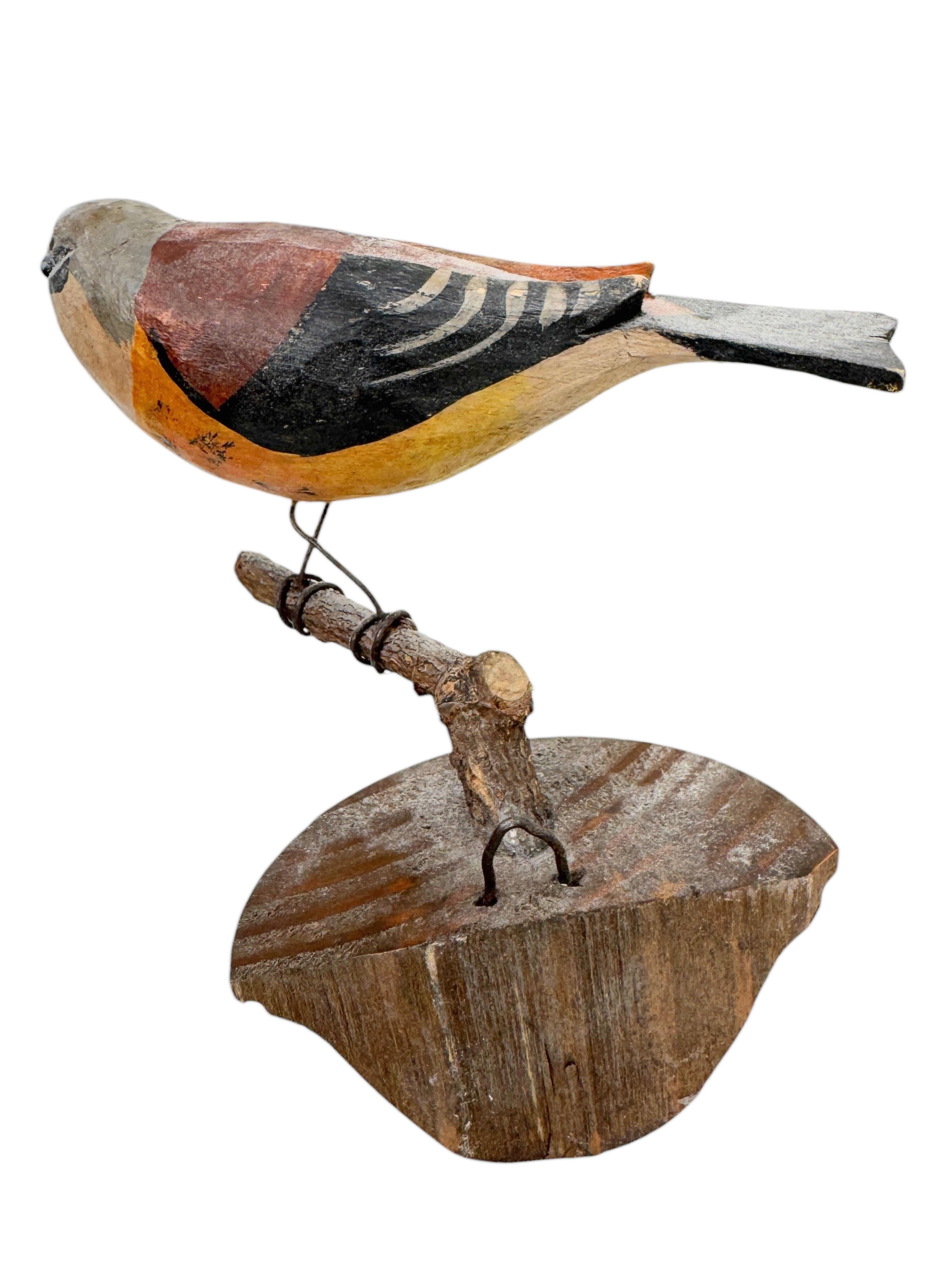 Cute Vichtauer Hand geschnitzt Wood Bird Black Forest Volkskunst Österreich 1900s (Holz) im Angebot