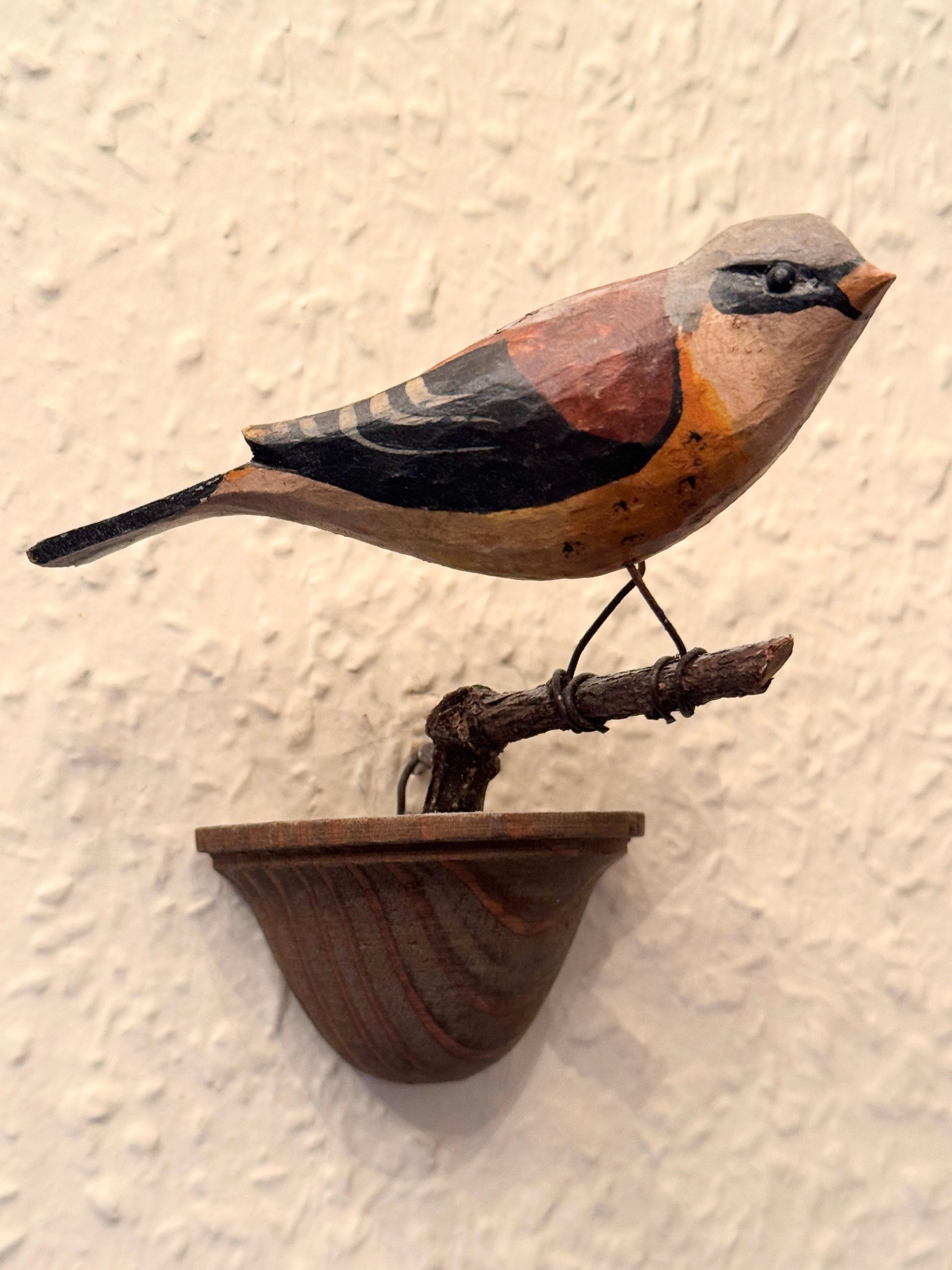 Cute Vichtauer Hand geschnitzt Wood Bird Black Forest Volkskunst Österreich 1900s im Angebot 1
