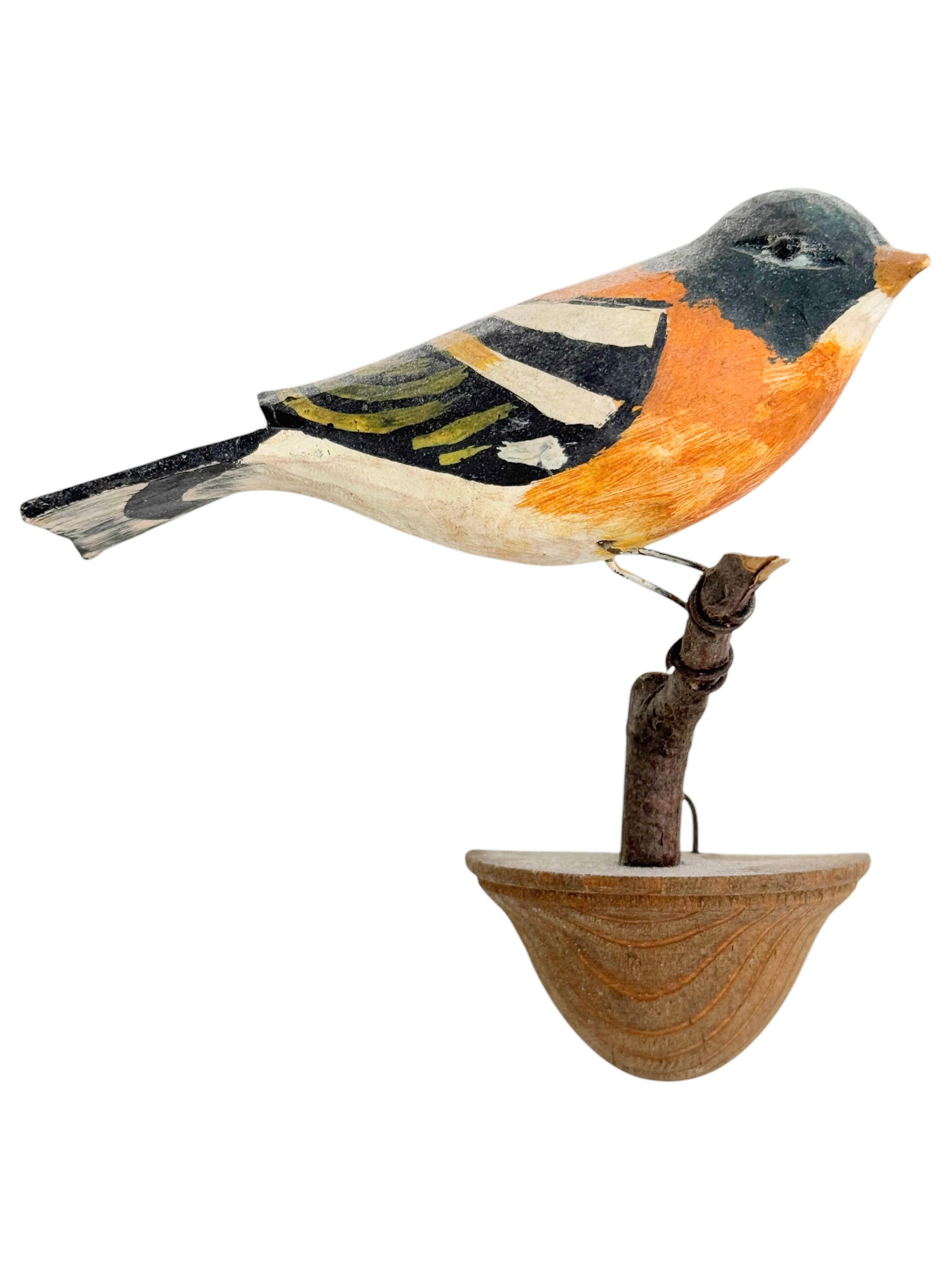 Ein schöner österreichischer Vogel aus dem frühen 20. Jahrhundert, aus Holz geschnitzt und auf einem Ständer zum Aufhängen montiert. Die Tradition dieser in Österreich 