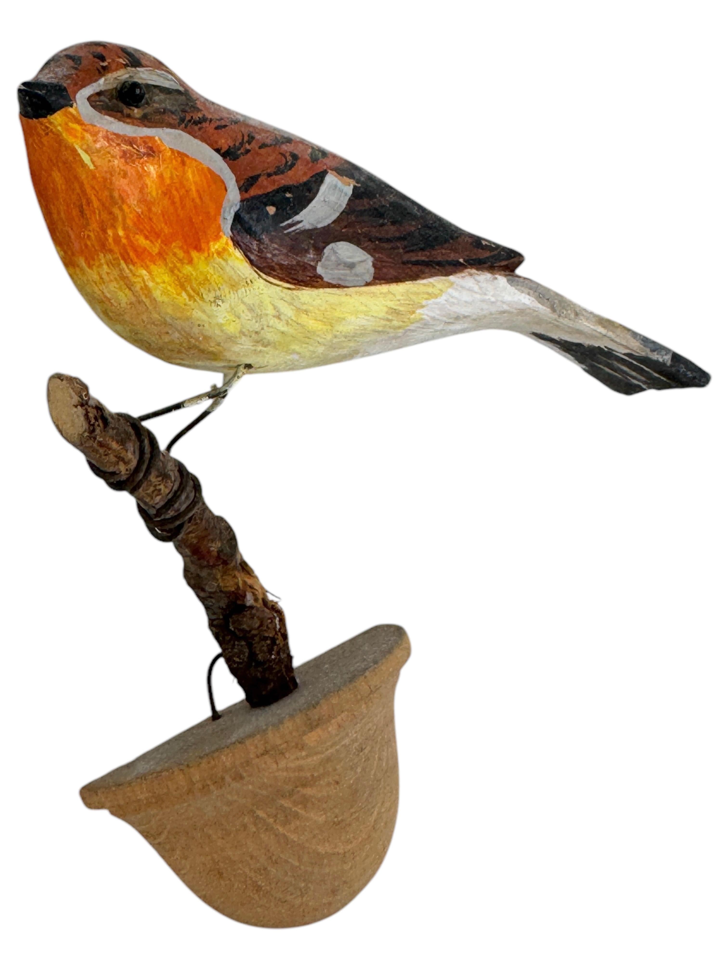 Ein schöner geschnitzter Holzvogel aus dem 20. Jahrhundert, montiert auf einem Ständer zum Aufhängen. Die Tradition dieser in Österreich 