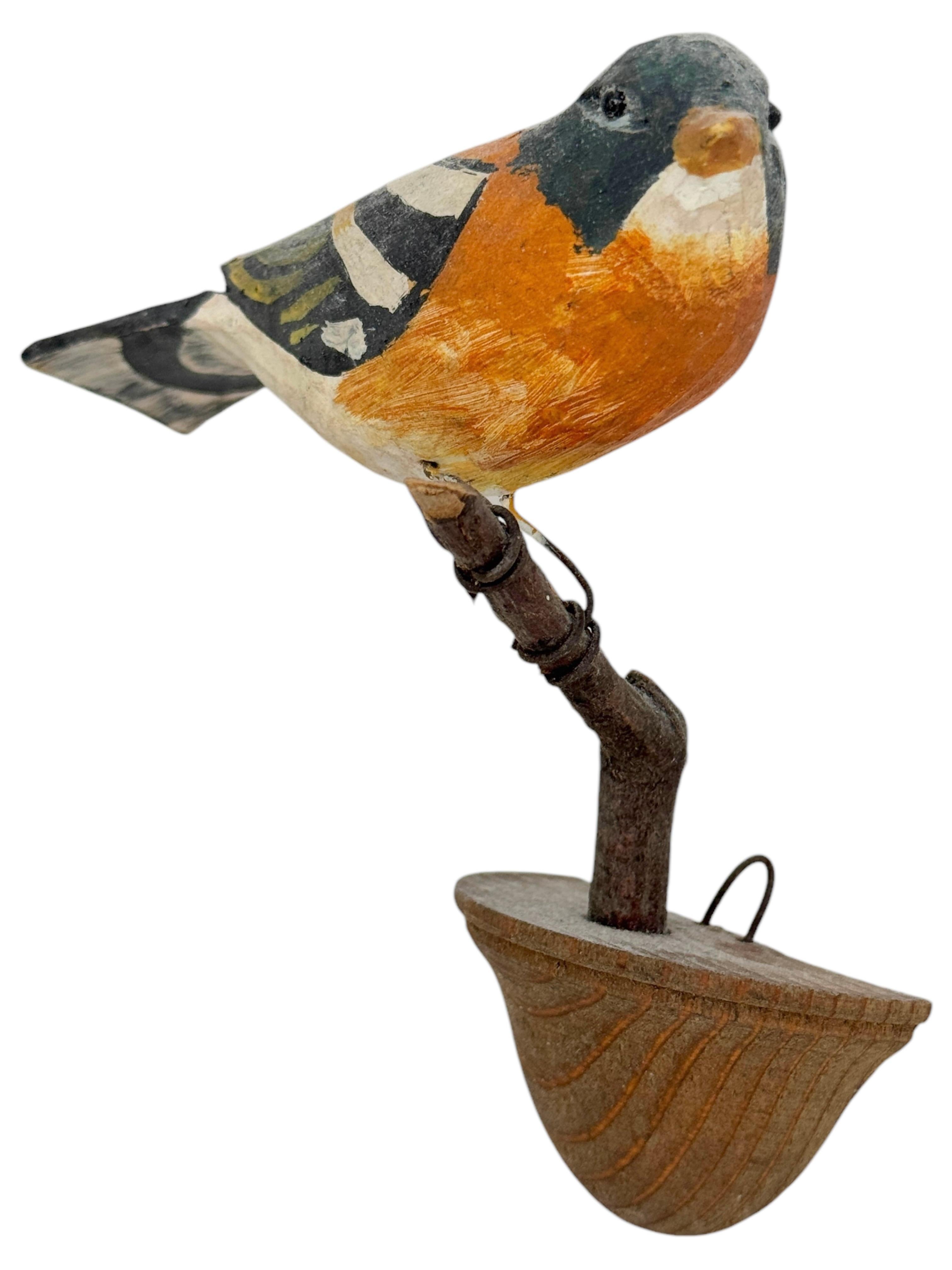 Cute Vichtauer Hand geschnitzt Wood Bird Black Forest Volkskunst Österreich 1920s (Österreichisch) im Angebot