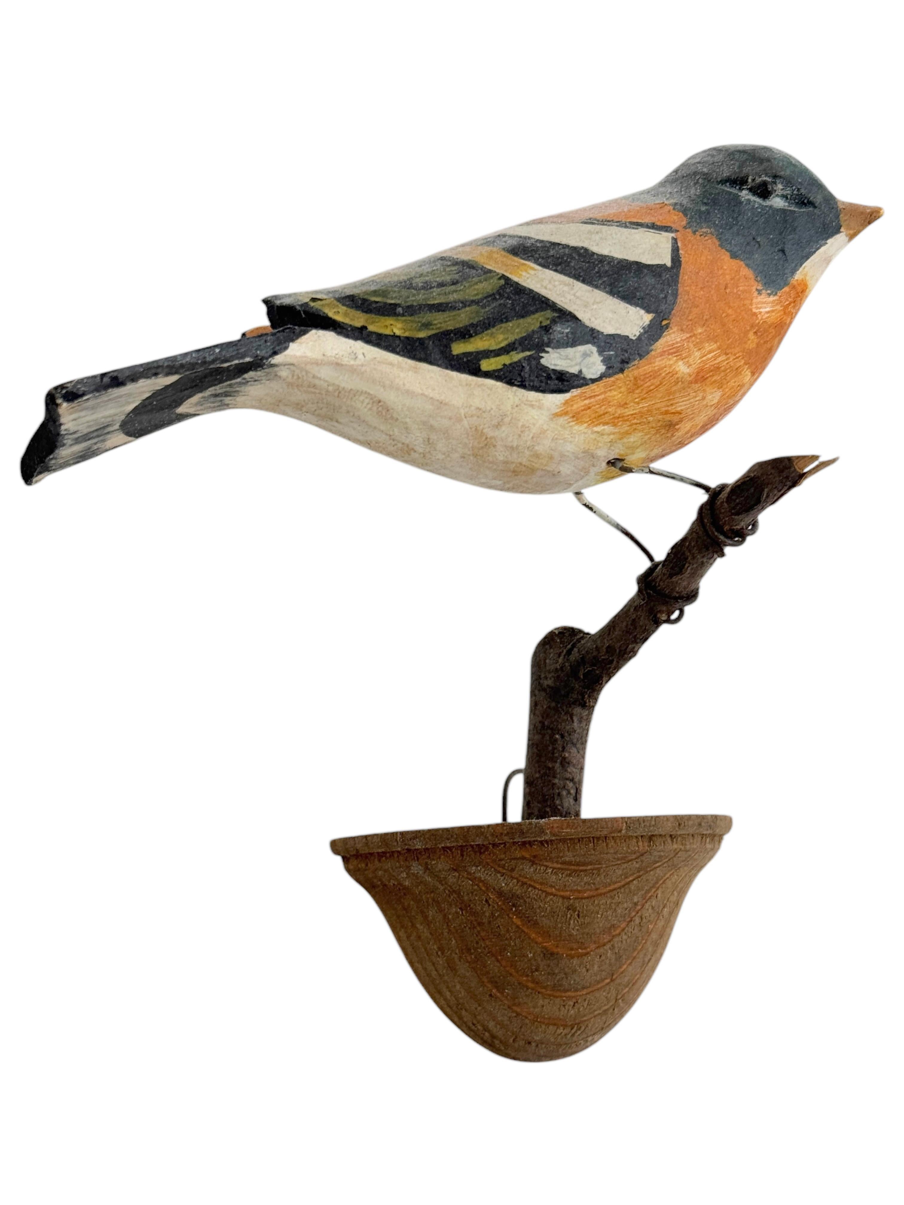 Cute Vichtauer Hand geschnitzt Wood Bird Black Forest Volkskunst Österreich 1920s (Handgeschnitzt) im Angebot